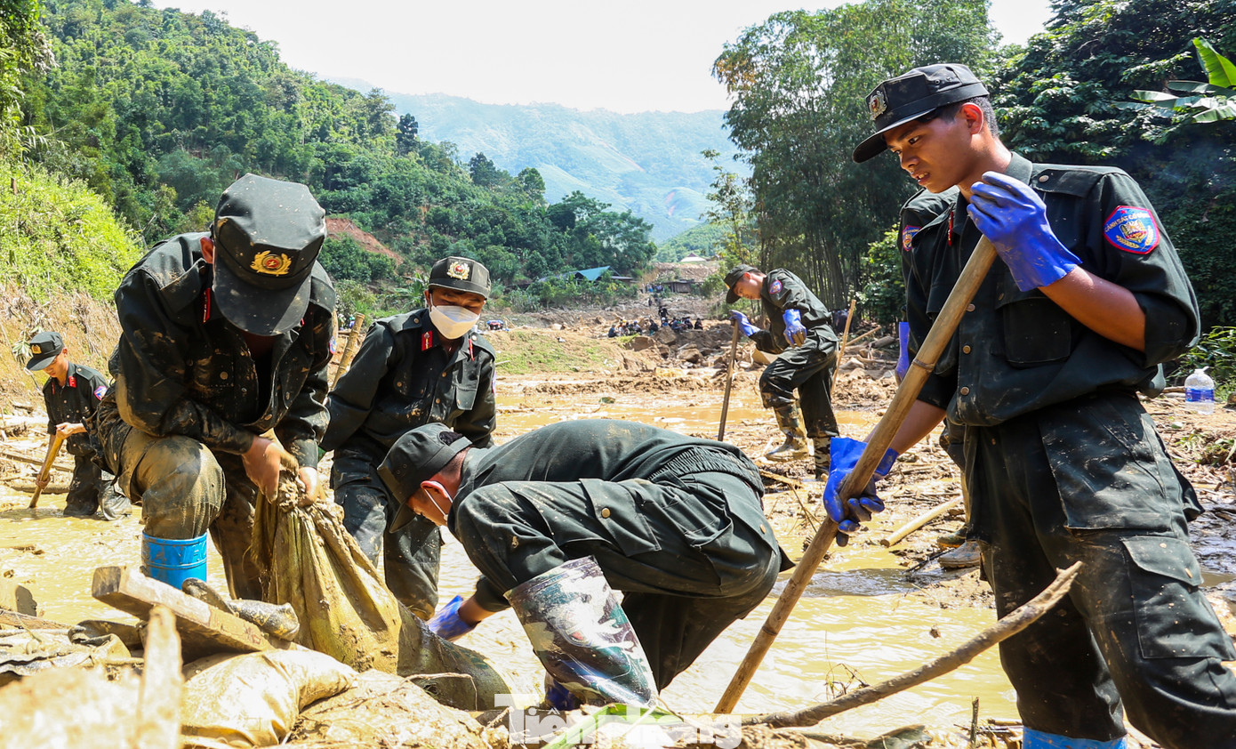 “Mọi người nhận nhiệm vụ đều mong sớm tìm được các nạn nhân còn mất tích và giúp đỡ người dân sớm ổn định cuộc sống”, binh nhất Lê Đăng Tuấn Đạt, chia sẻ.