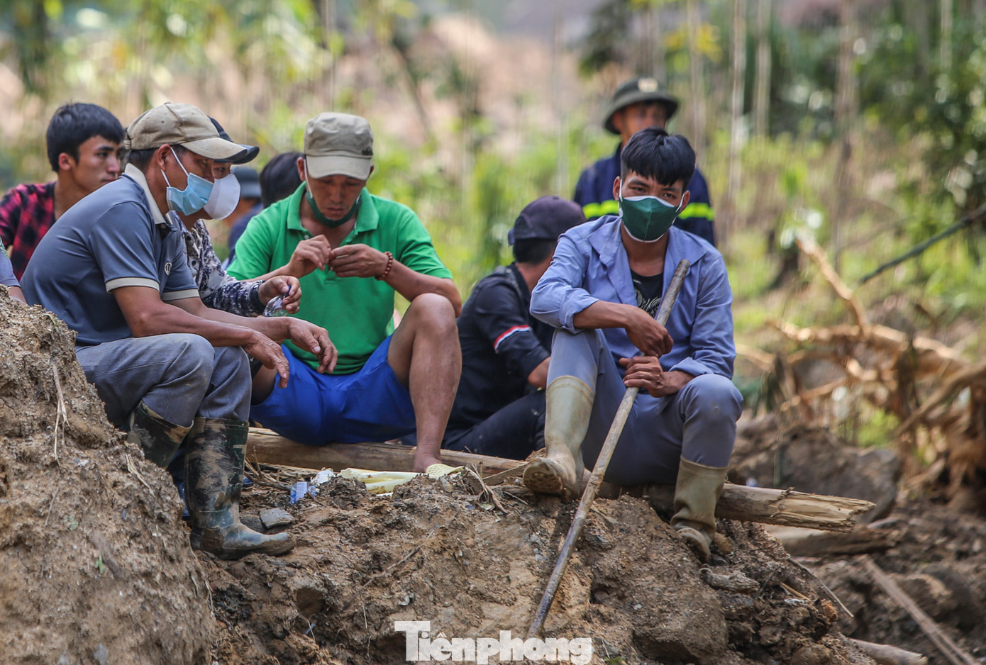 Những người thân dùng gậy đi dọc suối Nậm Tông tìm kiếm người gặp nạn. Họ còn dùng tay bới các lớp bùn nghi vấn có người gặp nạn. Những người thân dùng gậy đi dọc suối Nậm Tông tìm kiếm người gặp nạn. Họ còn dùng tay bới các lớp bùn nghi vấn có người gặp nạn.