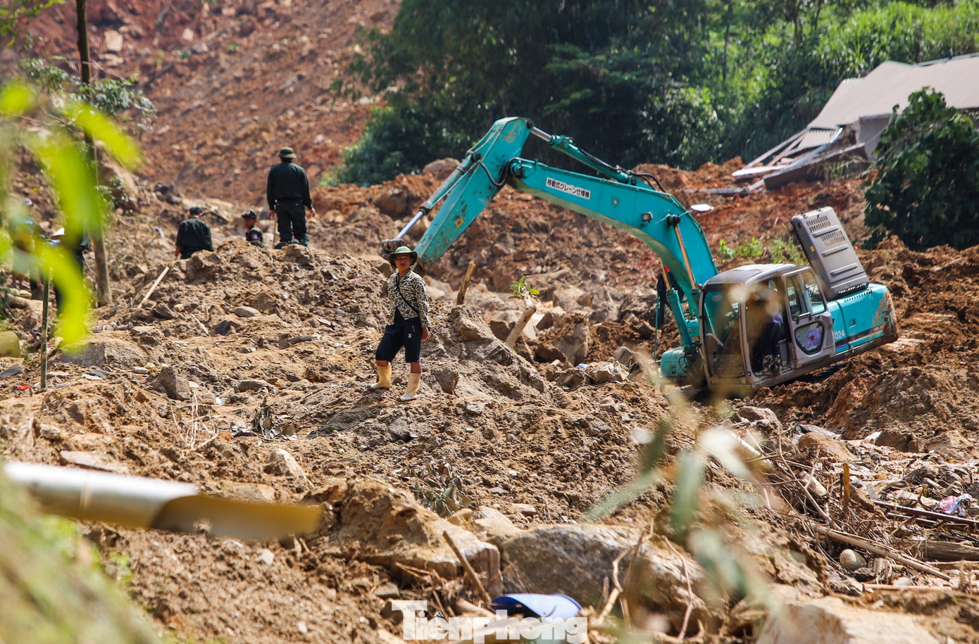 Do thôn Nậm Tông vẫn bị chia cắt nên hầu hết công tác cứu hộ cứu nạn đều được thực hiện thủ công. Mới đây, một máy đào đã tiếp cận, hỗ trợ tìm kiếm tại hiện trường. Do thôn Nậm Tông vẫn bị chia cắt nên hầu hết công tác cứu hộ cứu nạn đều được thực hiện thủ công. Mới đây, một máy đào đã tiếp cận, hỗ trợ tìm kiếm tại hiện trường.
