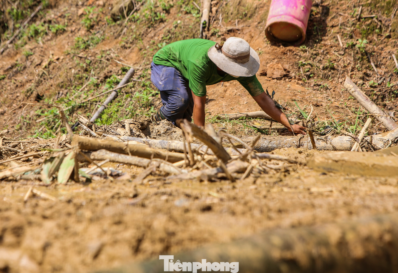 Những người thân dùng gậy đi dọc suối Nậm Tông tìm kiếm người gặp nạn. Họ còn dùng tay bới các lớp bùn nghi vấn có người gặp nạn. Những người thân dùng gậy đi dọc suối Nậm Tông tìm kiếm người gặp nạn. Họ còn dùng tay bới các lớp bùn nghi vấn có người gặp nạn.