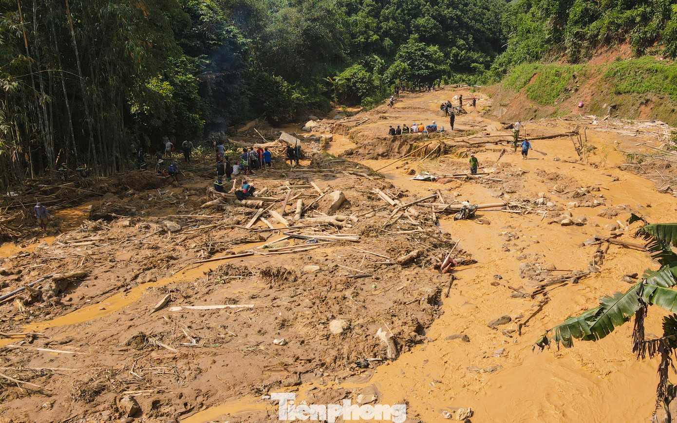 Anh Lý A Hải - Trưởng thôn Nậm Tông (xã Nậm Lúc) cho biết, khoảng 13h ngày 10/9, sau nhiều ngày mưa lớn, ngọn đồi phía sau thôn bất ngờ sập xuống. “Trong phút chốc, hàng nghìn khối đất, đá, gốc cây tuôn xuống, cuốn phăng 8 hộ dân ven suối. Vụ sạt lở làm 18 người chết và mất tích. Đây là thảm họa quá khủng khiếp với người dân chúng tôi”, anh Hải nói. Trong hình là đoạn suối dài khoảng 2km với ngổn ngang đất, đá, gốc cây và lớp bùn sâu sau vụ sạt lở.