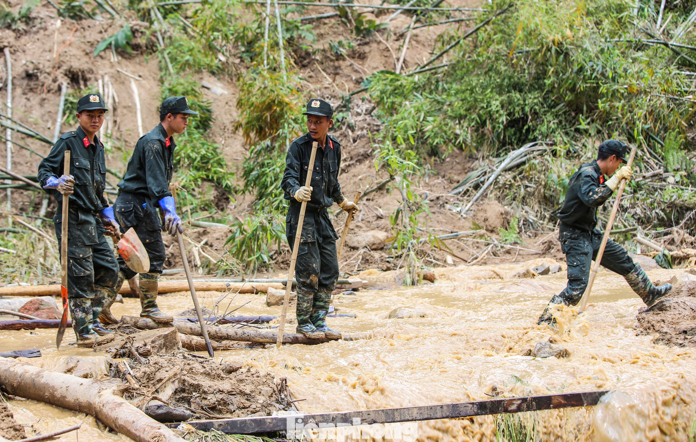 Từ khu vực tìm kiếm, họ phải vượt quãng đường hơn 1km đường rừng với nhiều điểm sạt lở để về nơi đóng quân. Theo đại diện Tiểu đoàn CSCĐ số 2, việc tìm kiếm sẽ được duy trì đến khi có chỉ thị mới từ cấp trên.