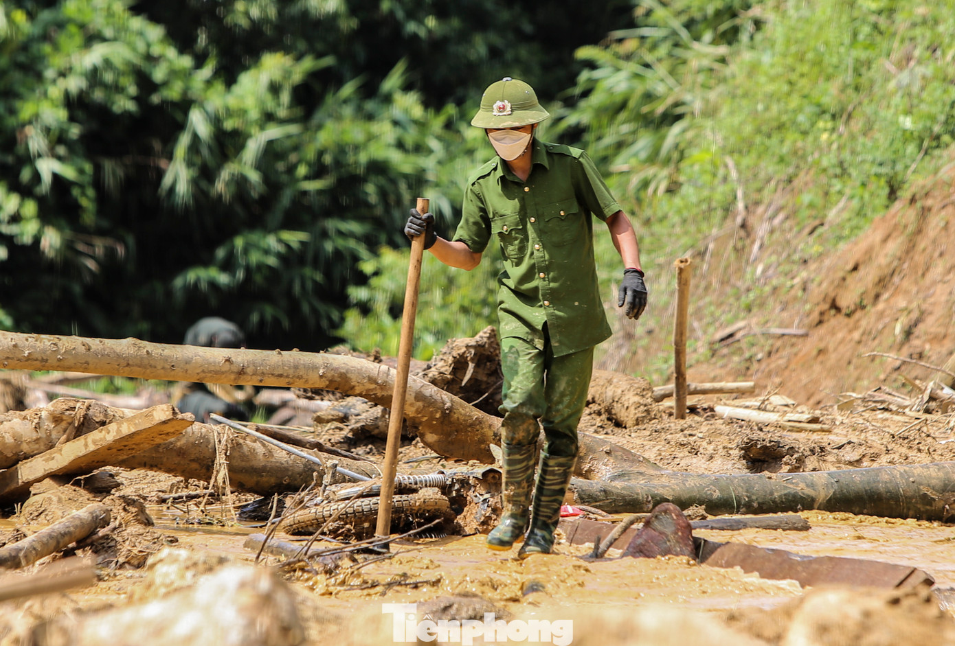 Công an huyện Bắc Hà cũng huy động cán bộ, chiến sĩ hỗ trợ tìm kiếm người mất tích tại thôn Nậm Tông (xã Nậm Lúc).
