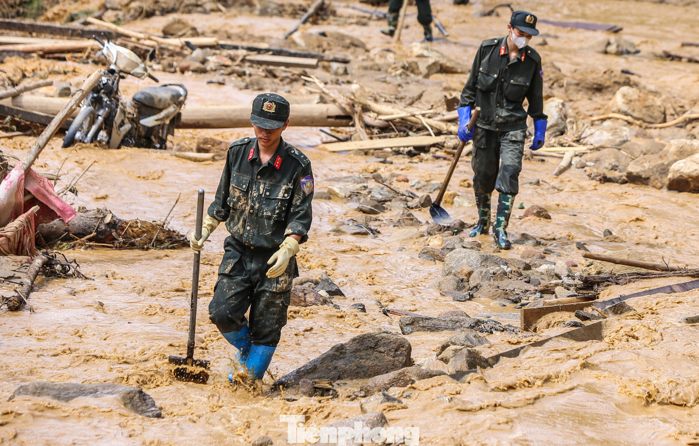 Sau ngày làm việc vất vả, các chiến sĩ trẻ hành quân trở về nơi đóng quân để nghỉ ngơi.