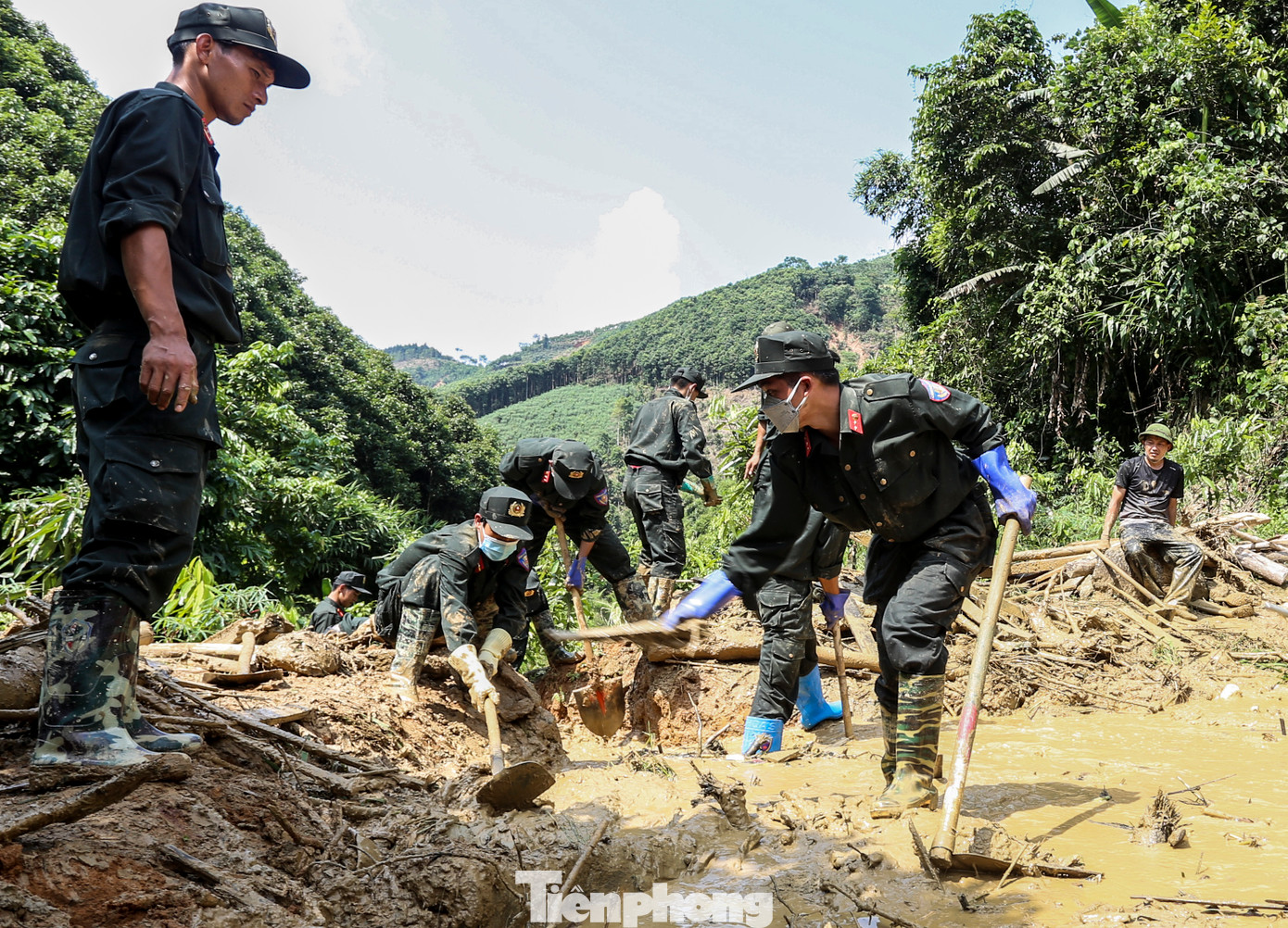 Đất, đá, gốc cây và lớp bùn sâu khiến việc tìm kiếm gặp khó khăn.