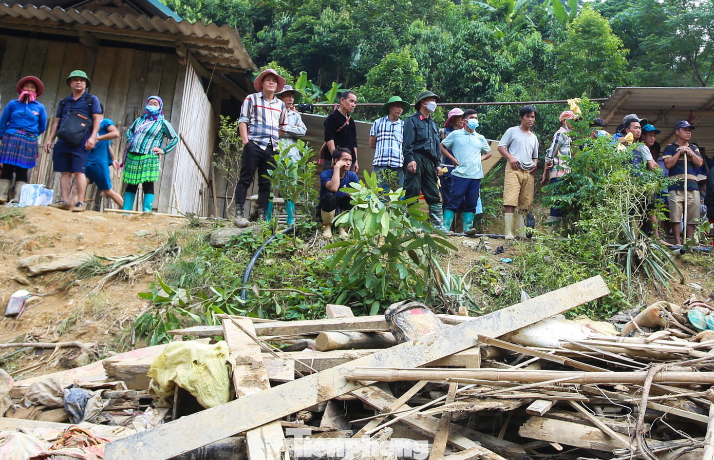 “Hiện, tuyến đường độc đạo vào nơi xảy ra vụ việc còn có nhiều vị trí sạt lở, địa phương đã huy động máy đào vào san, gạt, mở đường để người và phương tiện, hàng tiếp tế được đến với người dân cũng như phục vụ việc tìm kiếm”, vị lãnh đạo địa phương thông tin. Trong ảnh, người dân có mặt dọc tuyến đường vào hiện trường, theo dõi lực lượng chức năng tìm kiếm. “Hiện, tuyến đường độc đạo vào nơi xảy ra vụ việc còn có nhiều vị trí sạt lở, địa phương đã huy động máy đào vào san, gạt, mở đường để người và phương tiện, hàng tiếp tế được đến với người dân cũng như phục vụ việc tìm kiếm”, vị lãnh đạo địa phương thông tin. Trong ảnh, người dân có mặt dọc tuyến đường vào hiện trường, theo dõi lực lượng chức năng tìm kiếm.
