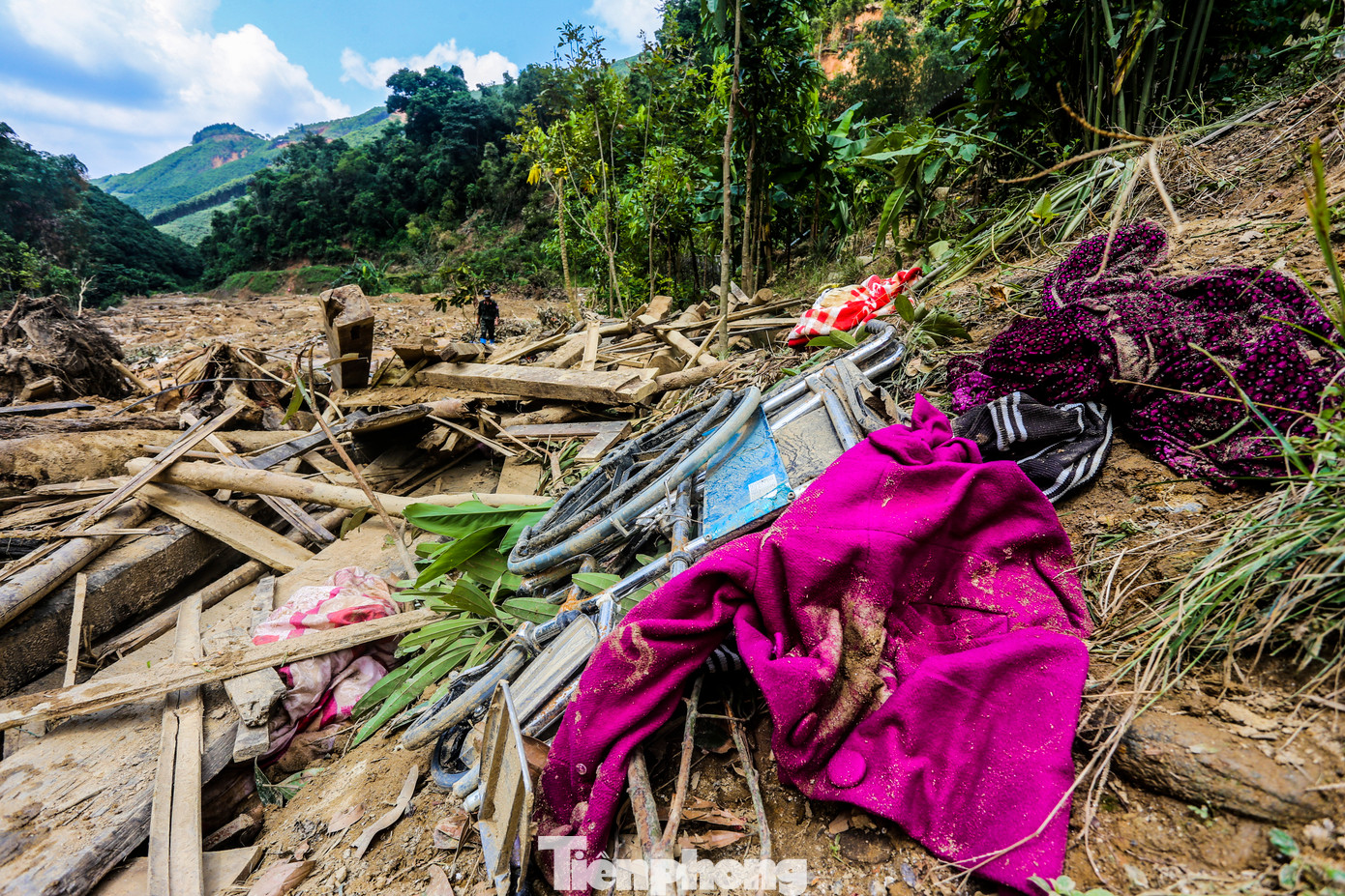 Dép, vành khăn đội đầu, chiếc xe lăn, quần áo hay những chiếc xe máy hư hỏng, vùi lấp dưới lớp bùn đất dày 3-4 m là những gì còn sót lại sau vụ sạt lở. Dép, vành khăn đội đầu, chiếc xe lăn, quần áo hay những chiếc xe máy hư hỏng, vùi lấp dưới lớp bùn đất dày 3-4 m là những gì còn sót lại sau vụ sạt lở.