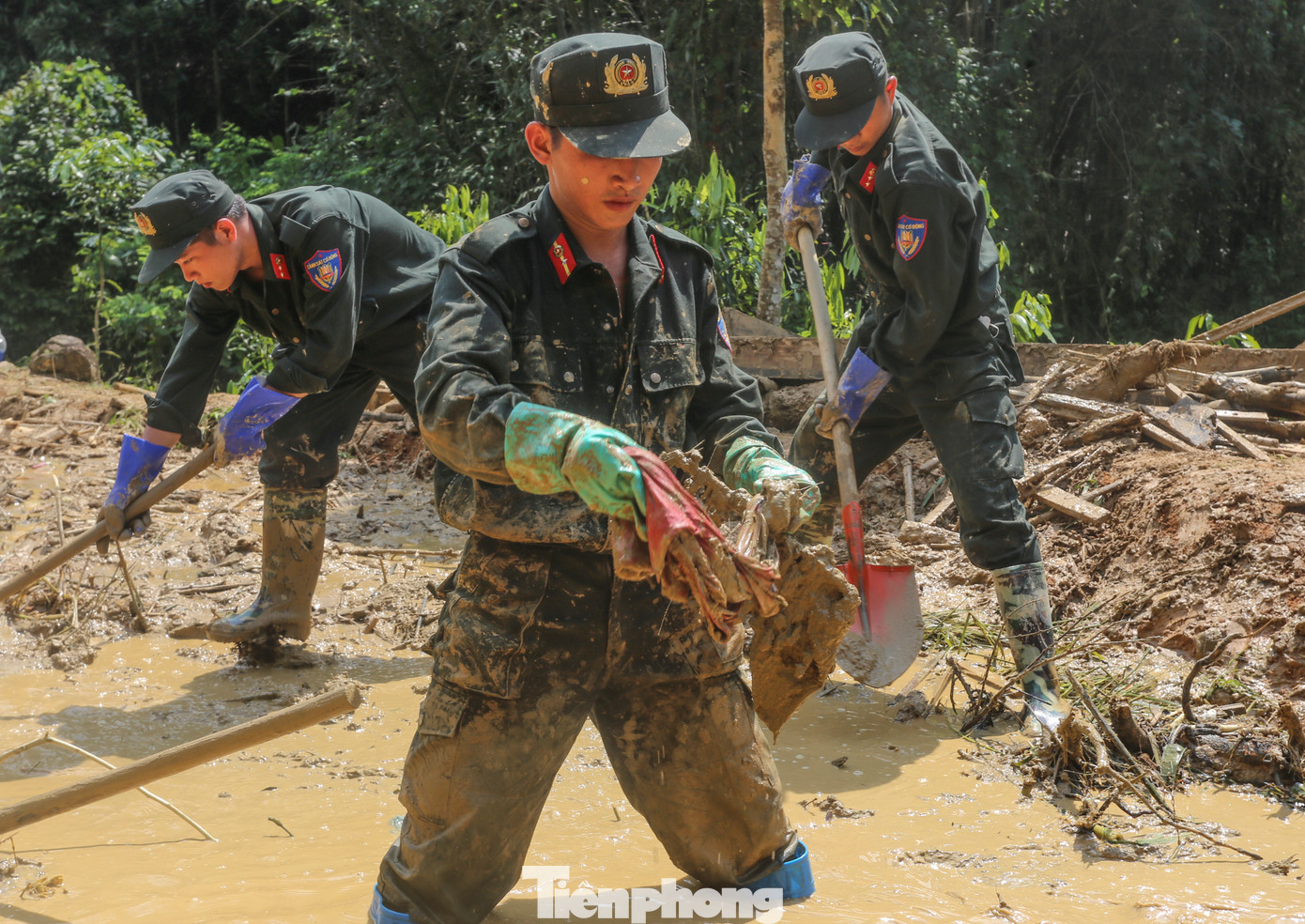 Vị trí cuối khu vực sạt lở được các chiến sĩ tìm kiếm kỹ hơn. Khu vực này hai hôm trước đã phát hiện thi thể một phụ nữ khoảng 60 tuổi bị vùi lấp dưới bùn đất.
