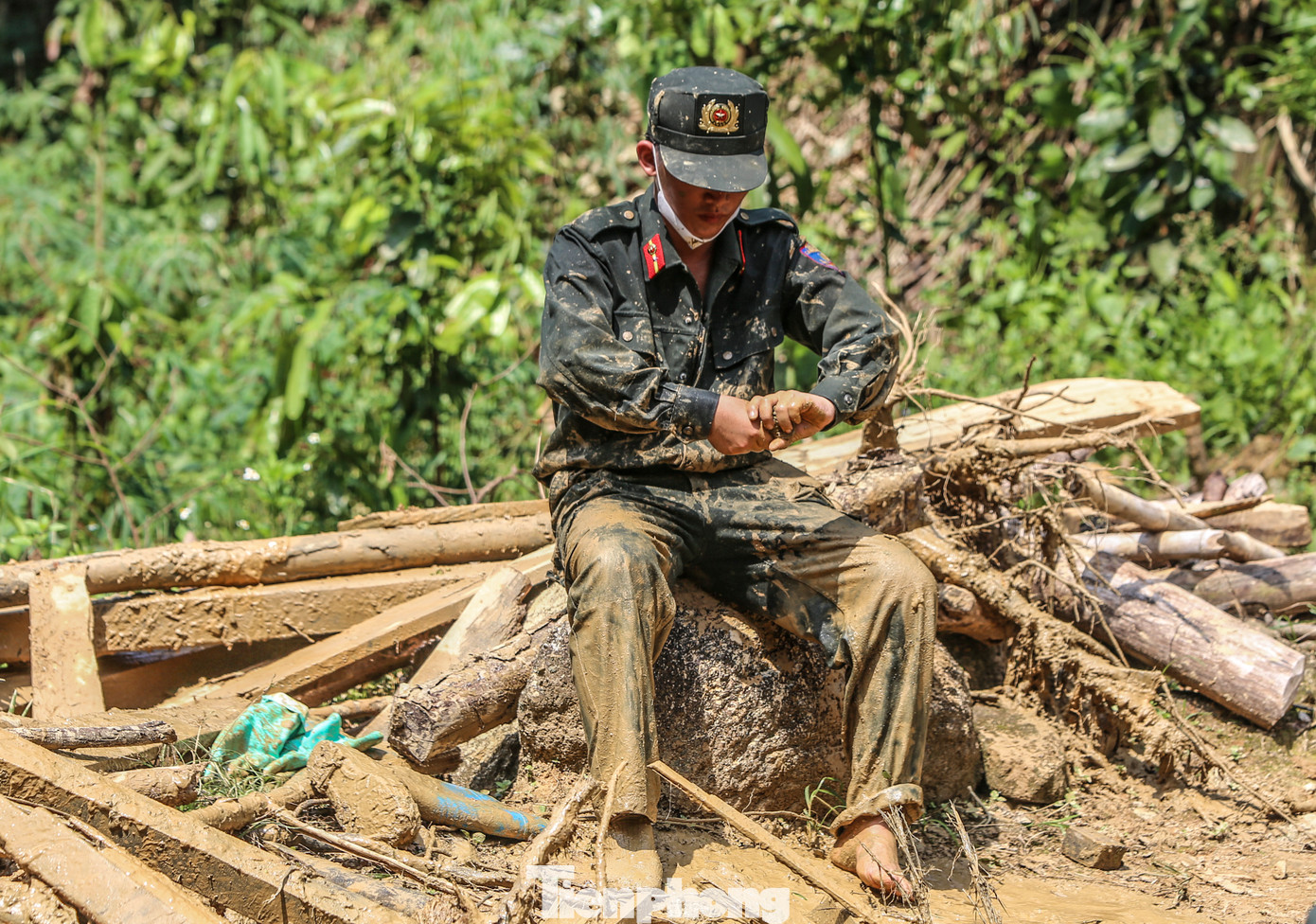 Nhiều giờ làm việc dưới lớp bùn đất dày cả mét, đôi chân các chiến sĩ cảnh sát phồng rộp, đỏ ngấu. Họ phải cởi tất, vắt nước trước khi mang lại, tiếp tục công việc.