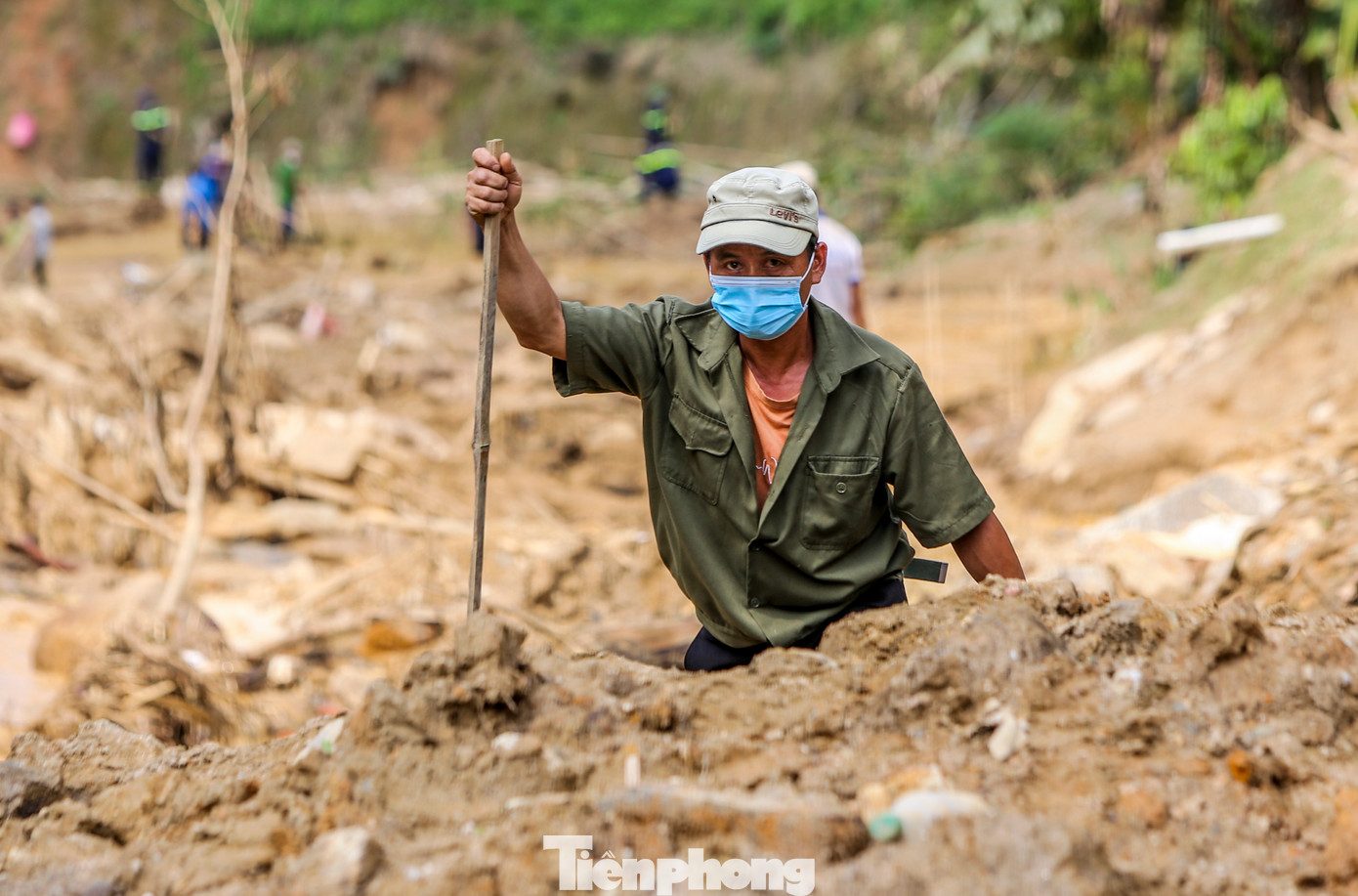 Dọc khu vực suối Nậm Tông, hàng chục người dân và tình nguyện viên cũng bới tìm các vị trí nghi có người gặp nạn.