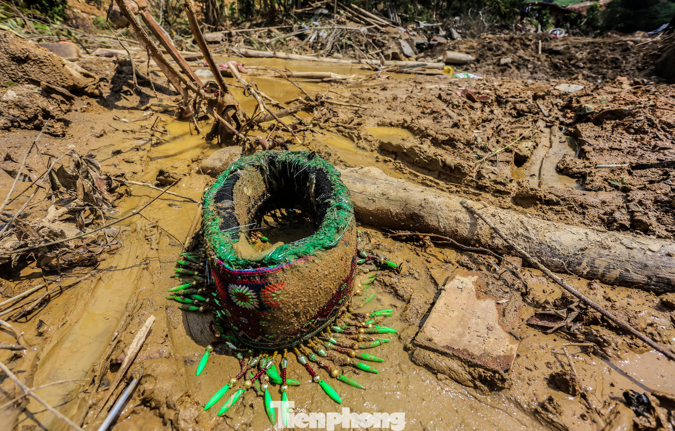 Dép, vành khăn đội đầu, chiếc xe lăn, quần áo hay những chiếc xe máy hư hỏng, vùi lấp dưới lớp bùn đất dày 3-4 m là những gì còn sót lại sau vụ sạt lở. Dép, vành khăn đội đầu, chiếc xe lăn, quần áo hay những chiếc xe máy hư hỏng, vùi lấp dưới lớp bùn đất dày 3-4 m là những gì còn sót lại sau vụ sạt lở.