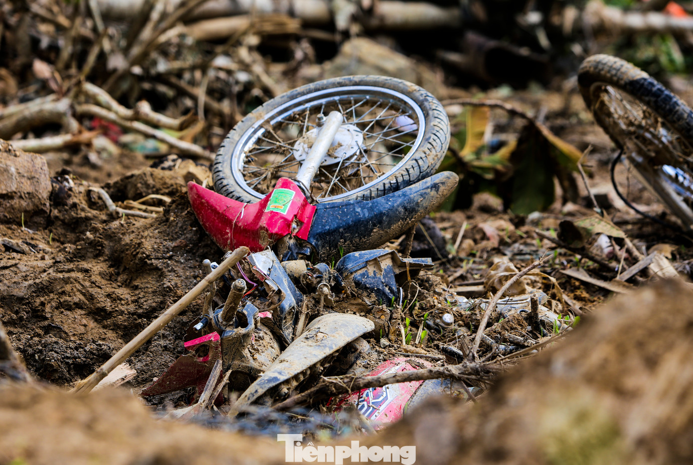 Dép, vành khăn đội đầu, chiếc xe lăn, quần áo hay những chiếc xe máy hư hỏng, vùi lấp dưới lớp bùn đất dày 3-4 m là những gì còn sót lại sau vụ sạt lở. Dép, vành khăn đội đầu, chiếc xe lăn, quần áo hay những chiếc xe máy hư hỏng, vùi lấp dưới lớp bùn đất dày 3-4 m là những gì còn sót lại sau vụ sạt lở.