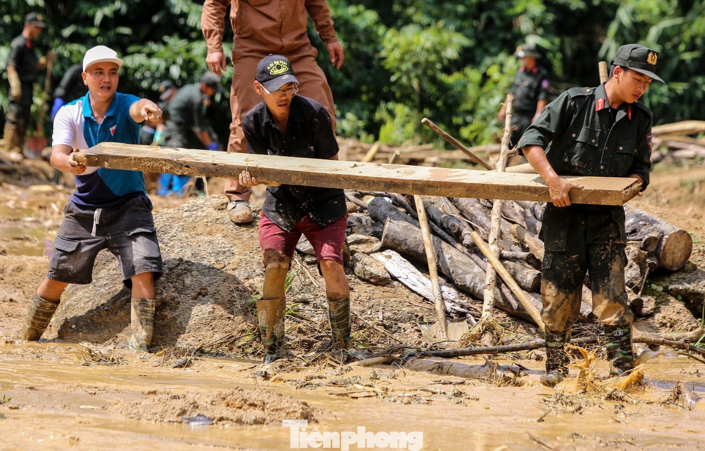 Các lực lượng dùng ván gỗ, tạo các dòng chảy, phục vụ quá trình tìm kiếm.