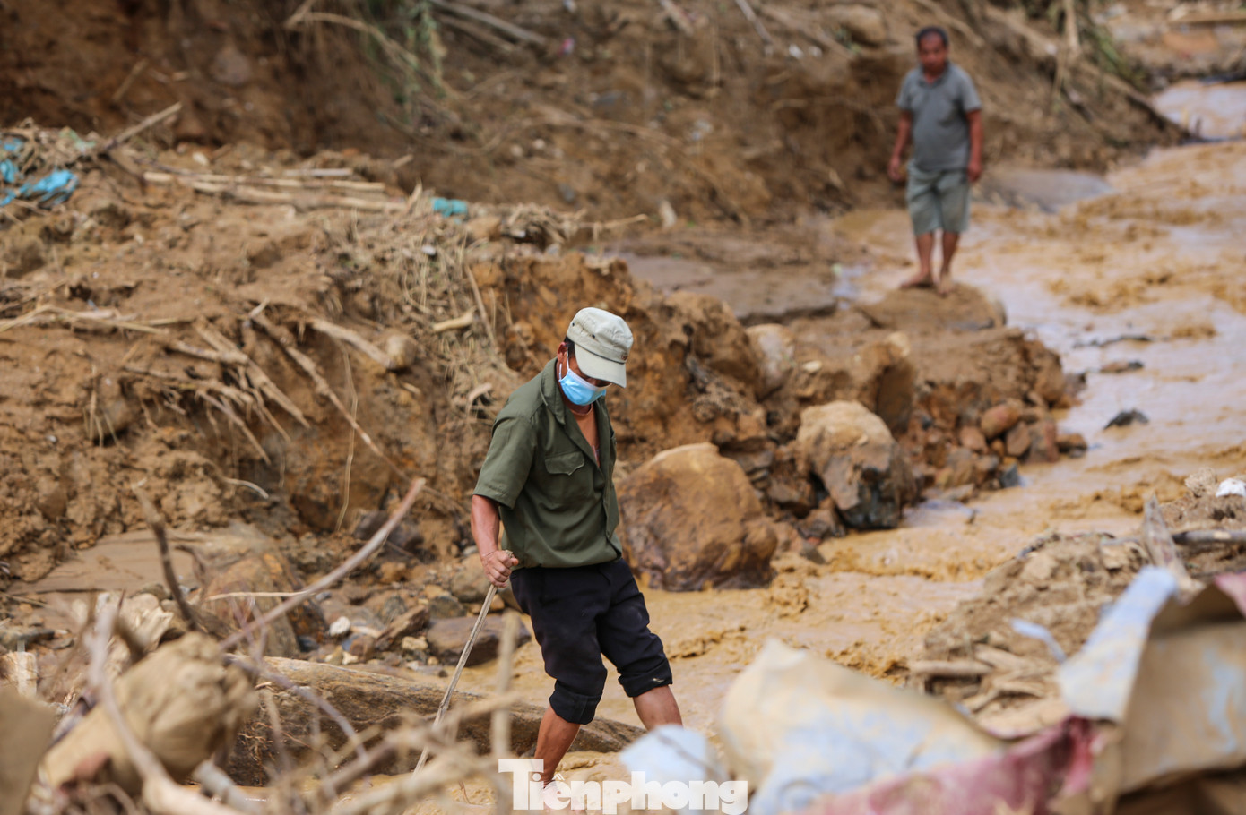 Gia đình ông Lý A Thành (SN 1983) có 13 người thân bị sạt lở vùi lấp, đến nay đã tìm được 5 người, còn 8 người mất tích. Mỗi ngày, ông Thành và người thân đều đi dọc khe suối, cùng lực lượng chức năng tìm nạn nhân. “Anh em, họ hàng đều mất cả, giờ tôi đau xót lắm, không biết lúc nào mới tìm được để an táng”, ông Thành nói. Gia đình ông Lý A Thành (SN 1983) có 13 người thân bị sạt lở vùi lấp, đến nay đã tìm được 5 người, còn 8 người mất tích. Mỗi ngày, ông Thành và người thân đều đi dọc khe suối, cùng lực lượng chức năng tìm nạn nhân. “Anh em, họ hàng đều mất cả, giờ tôi đau xót lắm, không biết lúc nào mới tìm được để an táng”, ông Thành nói.