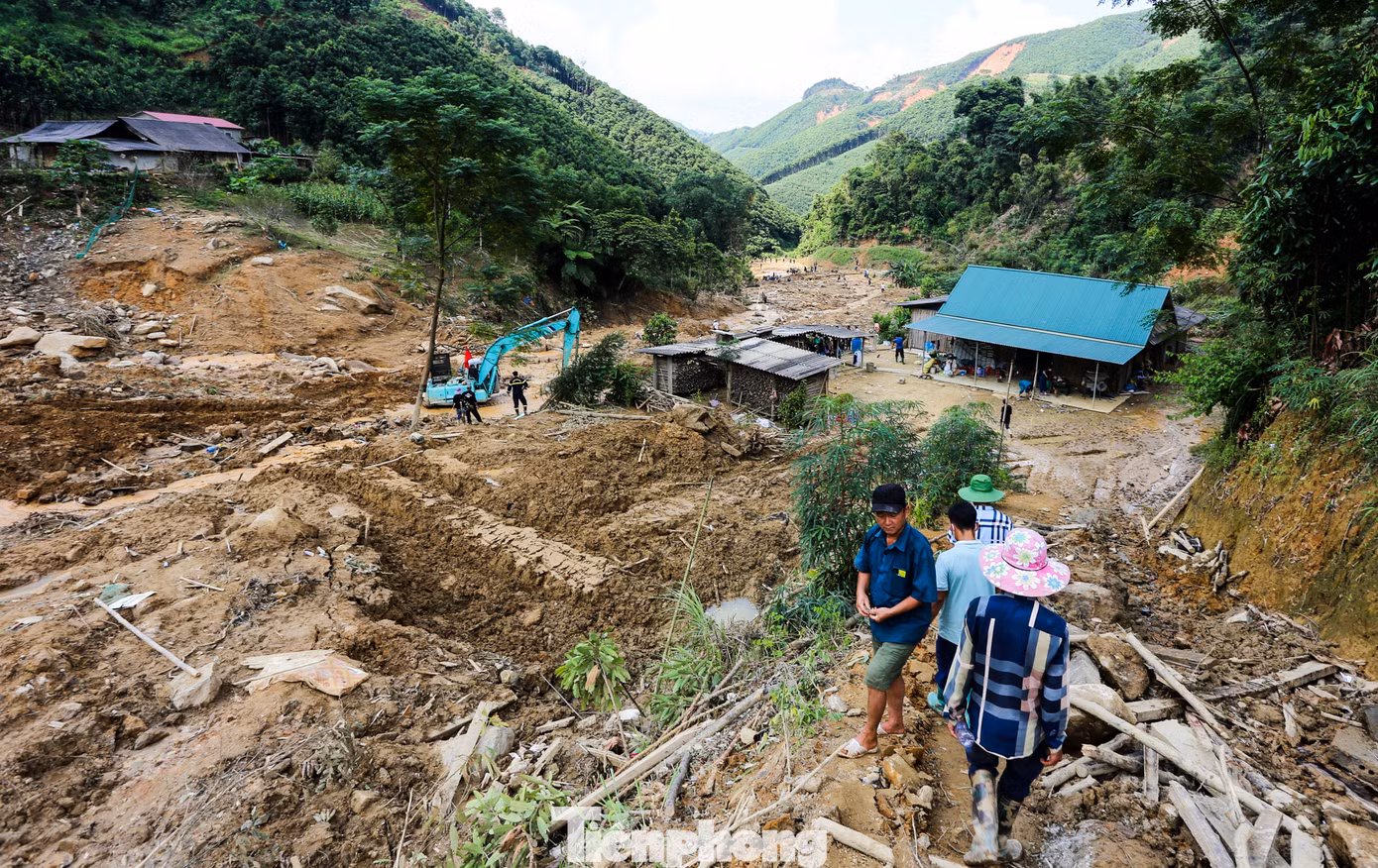 Tại hiện trường, một khu vực rộng lớn, dài khoảng 2 km bị đất đá san phẳng. Hàng trăm người gồm lực lượng chức năng và tình nguyện viên vẫn đang nỗ lực tìm kiếm người mất tích trong đống đổ nát.