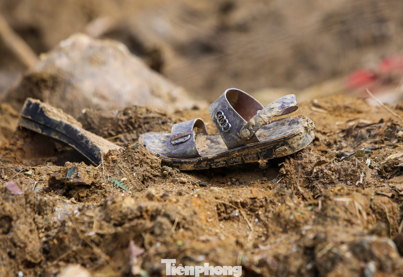 Dép, vành khăn đội đầu, chiếc xe lăn, quần áo hay những chiếc xe máy hư hỏng, vùi lấp dưới lớp bùn đất dày 3-4 m là những gì còn sót lại sau vụ sạt lở. Dép, vành khăn đội đầu, chiếc xe lăn, quần áo hay những chiếc xe máy hư hỏng, vùi lấp dưới lớp bùn đất dày 3-4 m là những gì còn sót lại sau vụ sạt lở.