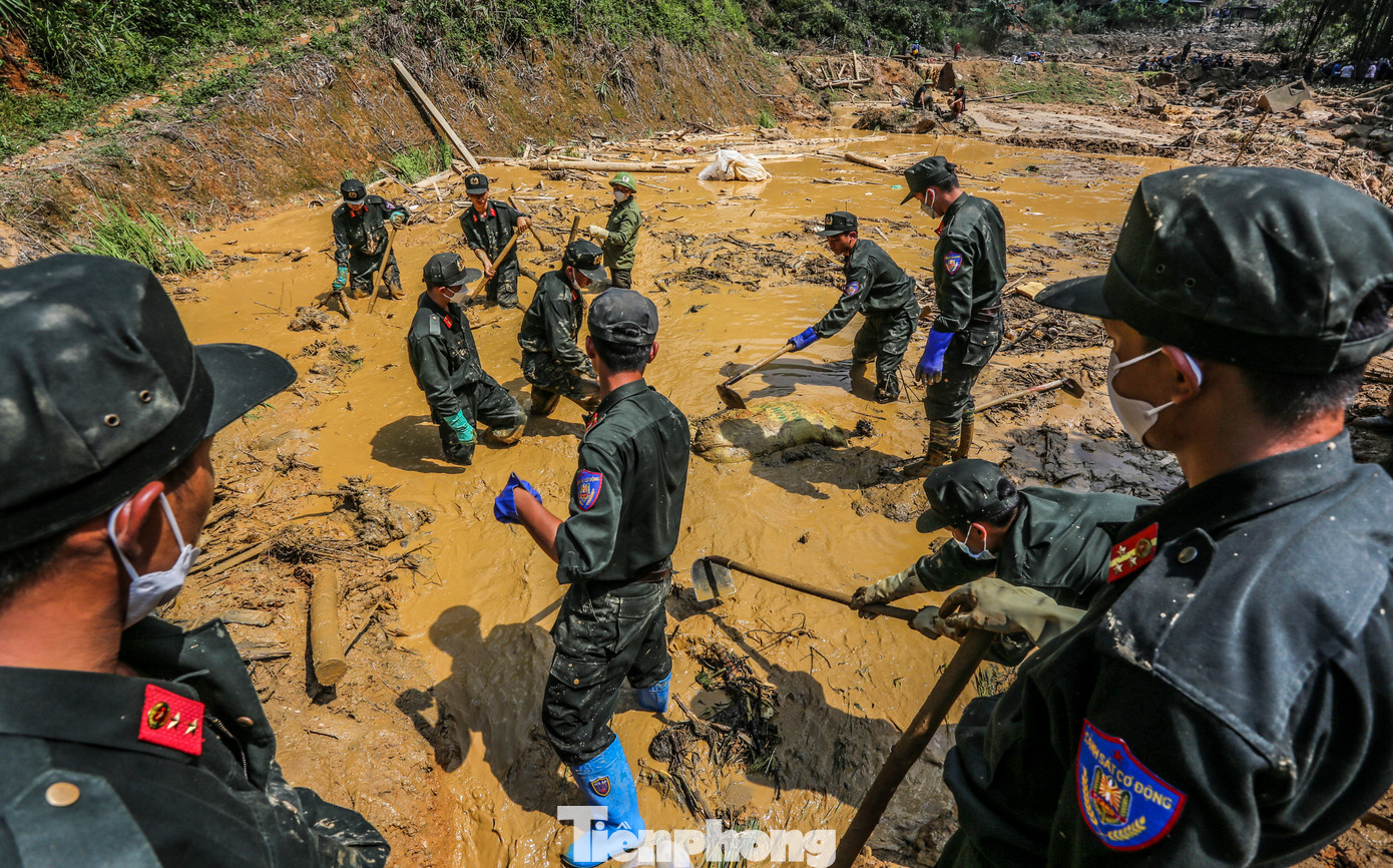 Cảnh sát cơ động tìm nạn nhân mất tích.
