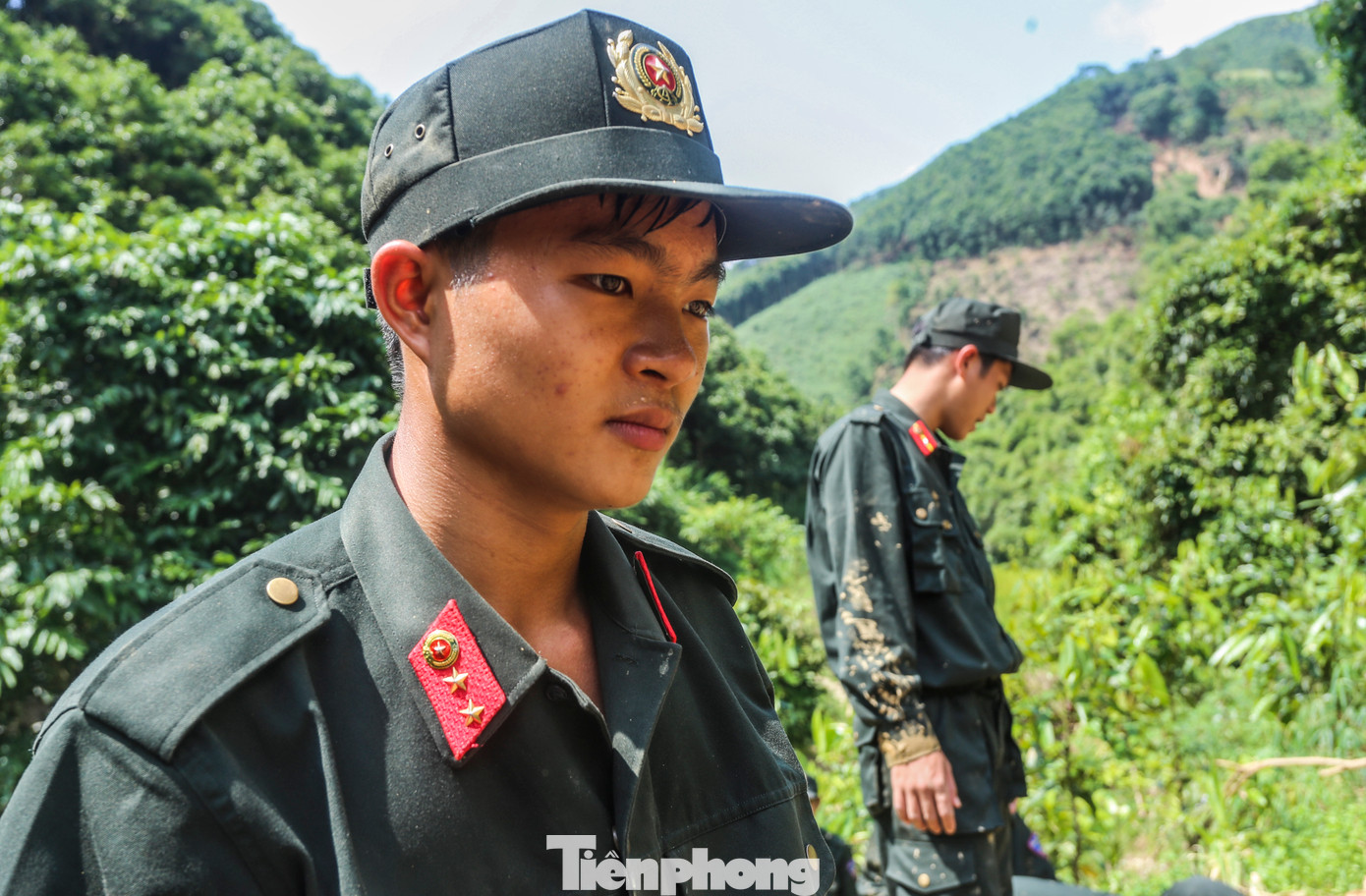 “Quê em cũng có lũ nhưng không phải sạt lở đất như vùng Tây Bắc. Lần đầu chứng kiến những mất mát của người dân nơi đây, em và đồng đội đều xót thương và quyết tâm hoàn thành nhiệm vụ giúp đỡ bà con”, binh nhất Trần Hoàng Dũng (quê Hà Tĩnh) cho biết.