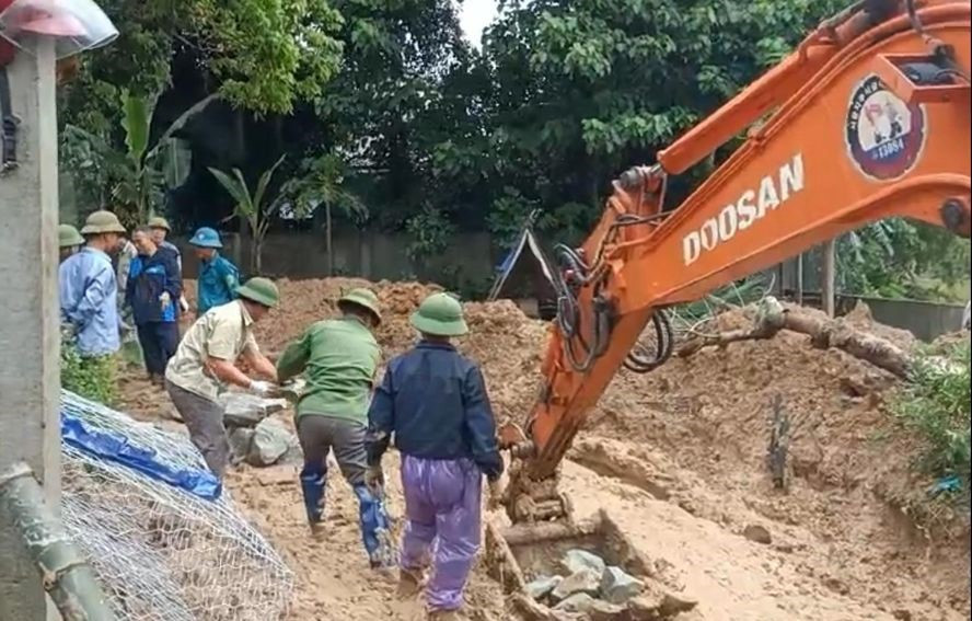 Bà Trần Thị Xoài (trú xã Cẩm Duệ) cho biết: &quot;Cứ mùa mưa lũ, người dân địa phương lại lo lắng vì sông bị sạt lở gần tới nhà. Một số nhà đã bị sông sạt vào gần mép nhà chính rất nguy hiểm”.