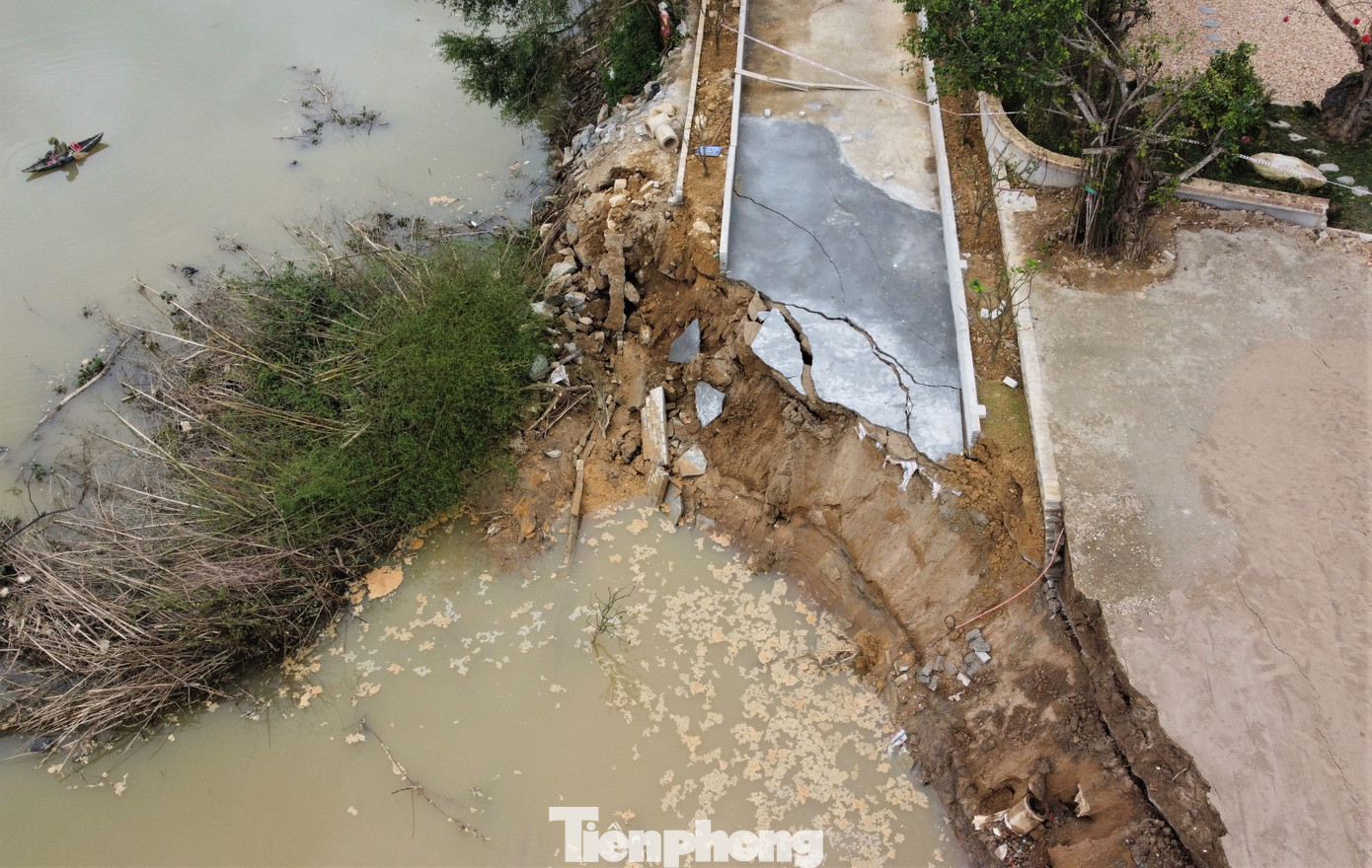 Nhiều hạng mục tại ngôi đền bị ảnh hưởng, ngành chức năng cắm biển nguy hiểm.