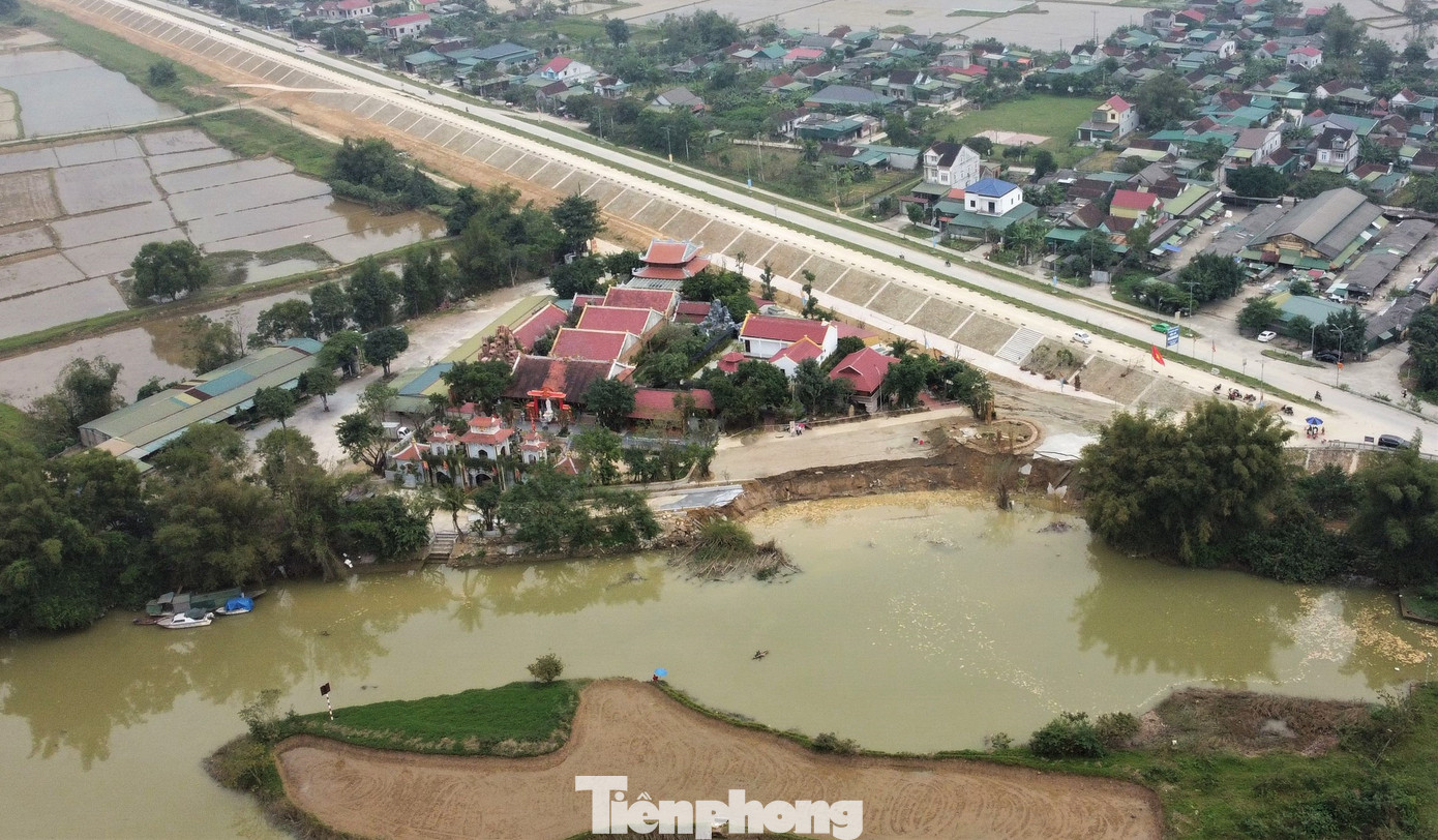Hàng chục mét bờ sông Minh bị sạt lở, uy hiếp ngôi đền.
