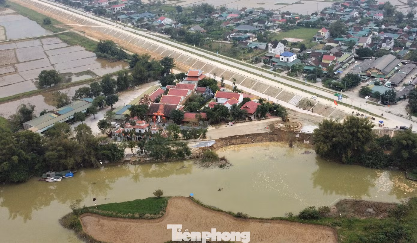 Hàng chục mét bờ sông Minh bị sạt lở, uy hiếp ngôi đền.
