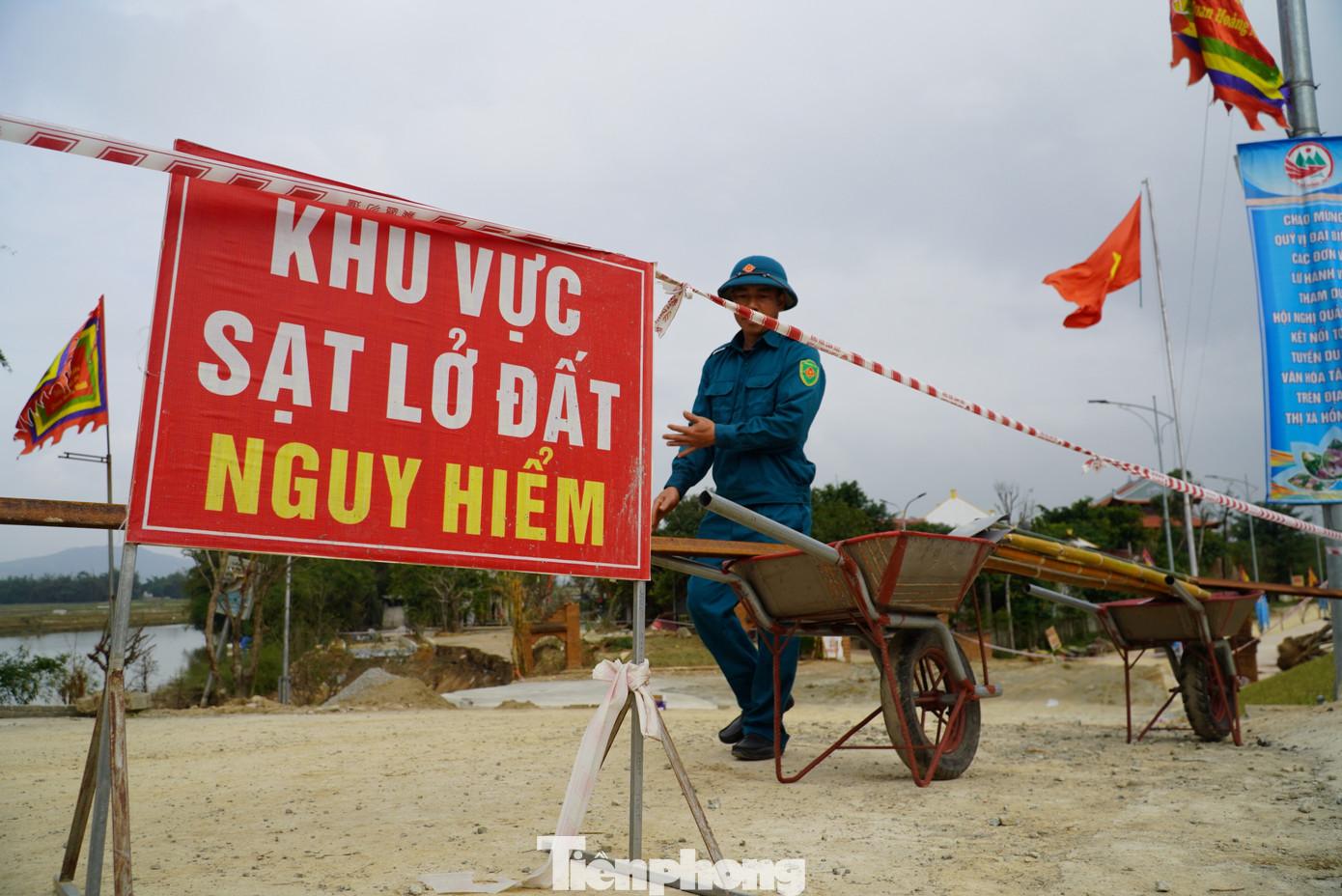 Nhiều hạng mục tại ngôi đền bị ảnh hưởng, ngành chức năng cắm biển nguy hiểm.
