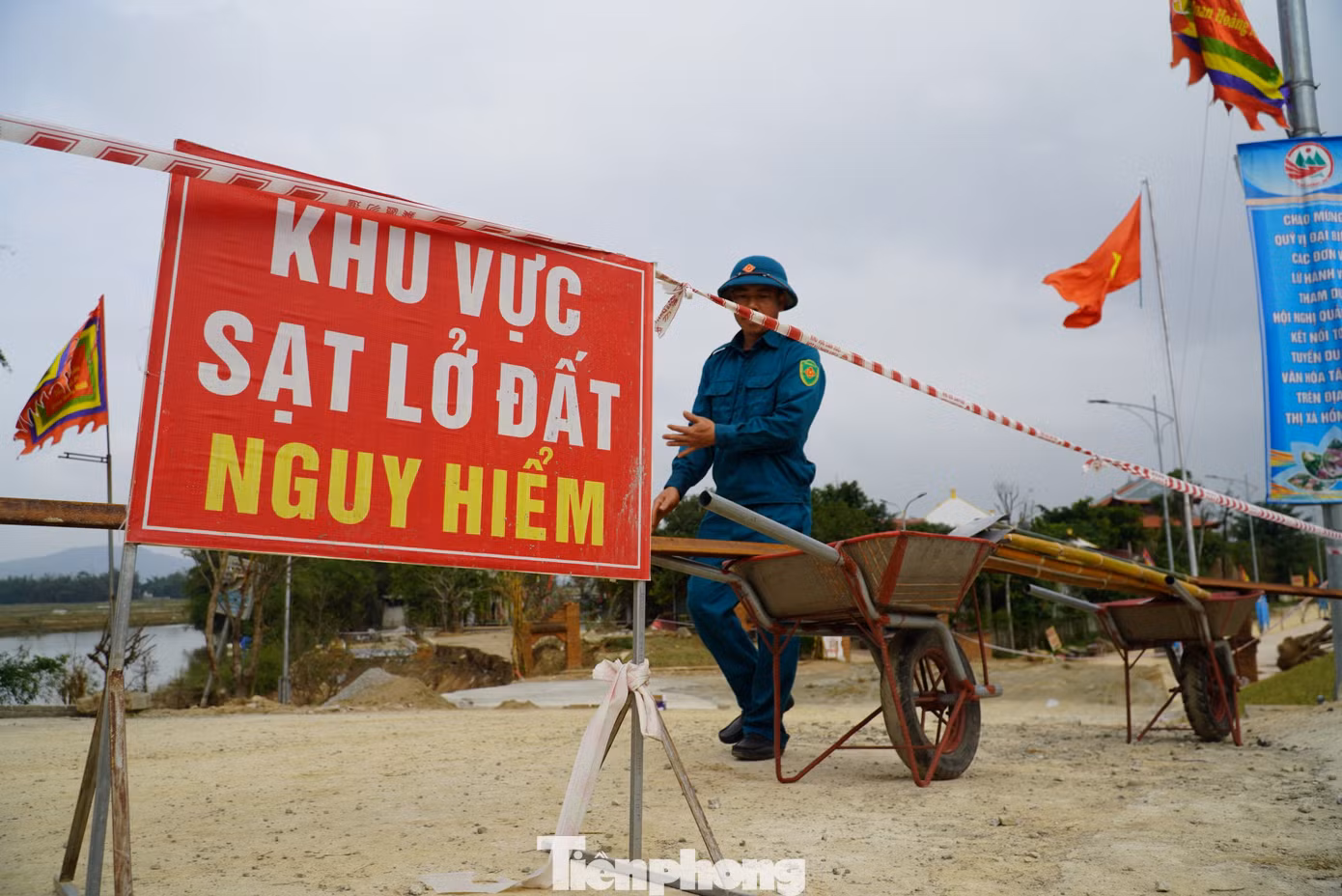 Nhiều hạng mục tại ngôi đền bị ảnh hưởng, ngành chức năng cắm biển nguy hiểm.