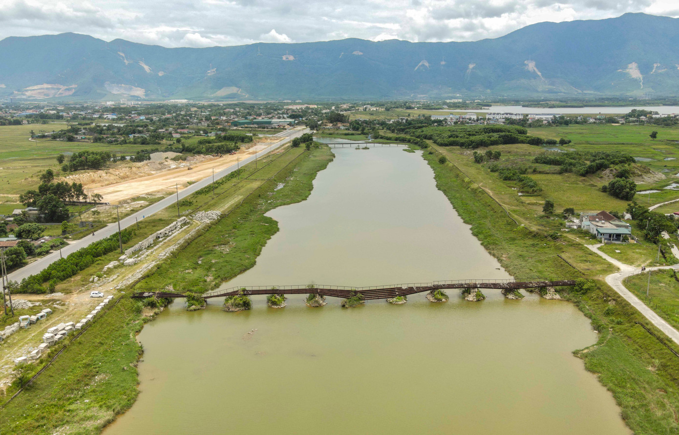 Nhiều năm nay, trên tuyến kênh thoát lũ ở địa bàn phường Vũng Áng (phường Kỳ Thịnh cũ) của tỉnh Hà Tĩnh tồn tại 2 cầu sắt đã bỏ hoang, hư hỏng, xuống cấp nghiêm trọng.