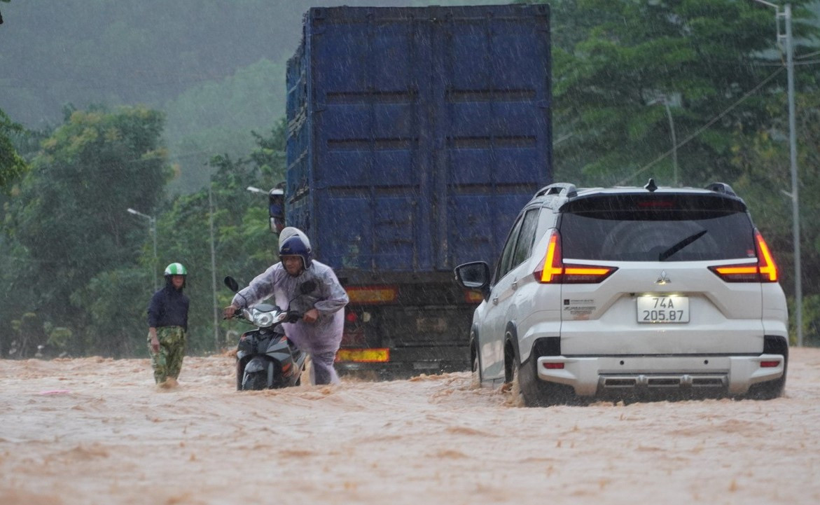 Quốc lộ 15A và đường Hồ Chí Minh qua huyện Hương Khê ngập sâu hôm 30/10.