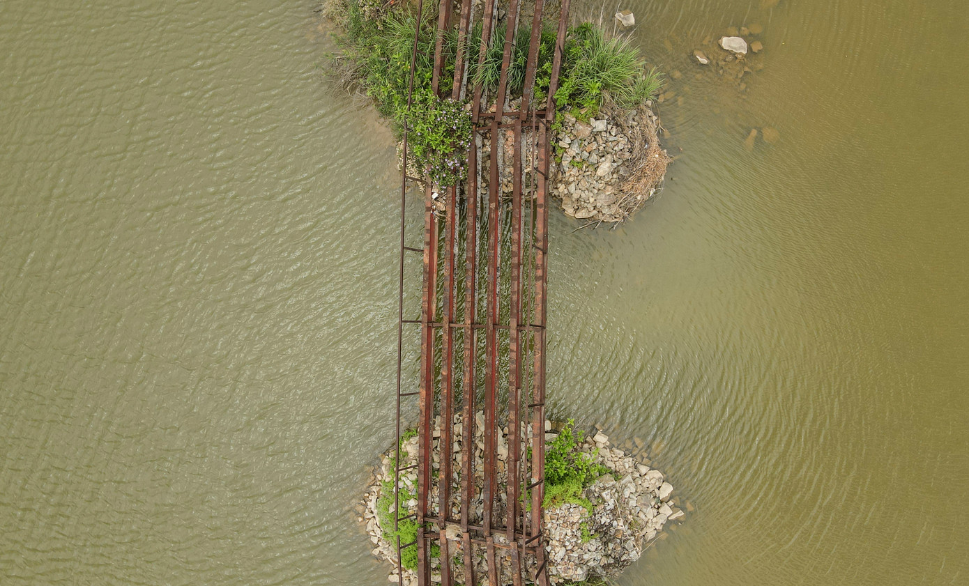 Theo ghi nhận, các hạng mục của cầu hư hỏng, hoen gỉ, xuống cấp, đổ nghiêng. Phía hai đầu cầu không có rào chắn hay biển cảnh báo nguy hiểm, xung quanh cây cỏ dại mọc um tùm nhếch nhác. “Cầu đã xuống cấp, không thể đi lại nữa nên nếu sửa chữa được nên làm sớm hoặc tháo dỡ, tránh để mùa lũ nước lớn có cầu chắn rất nguy hiểm”, ông Tiếp (68 tuổi) cho hay.