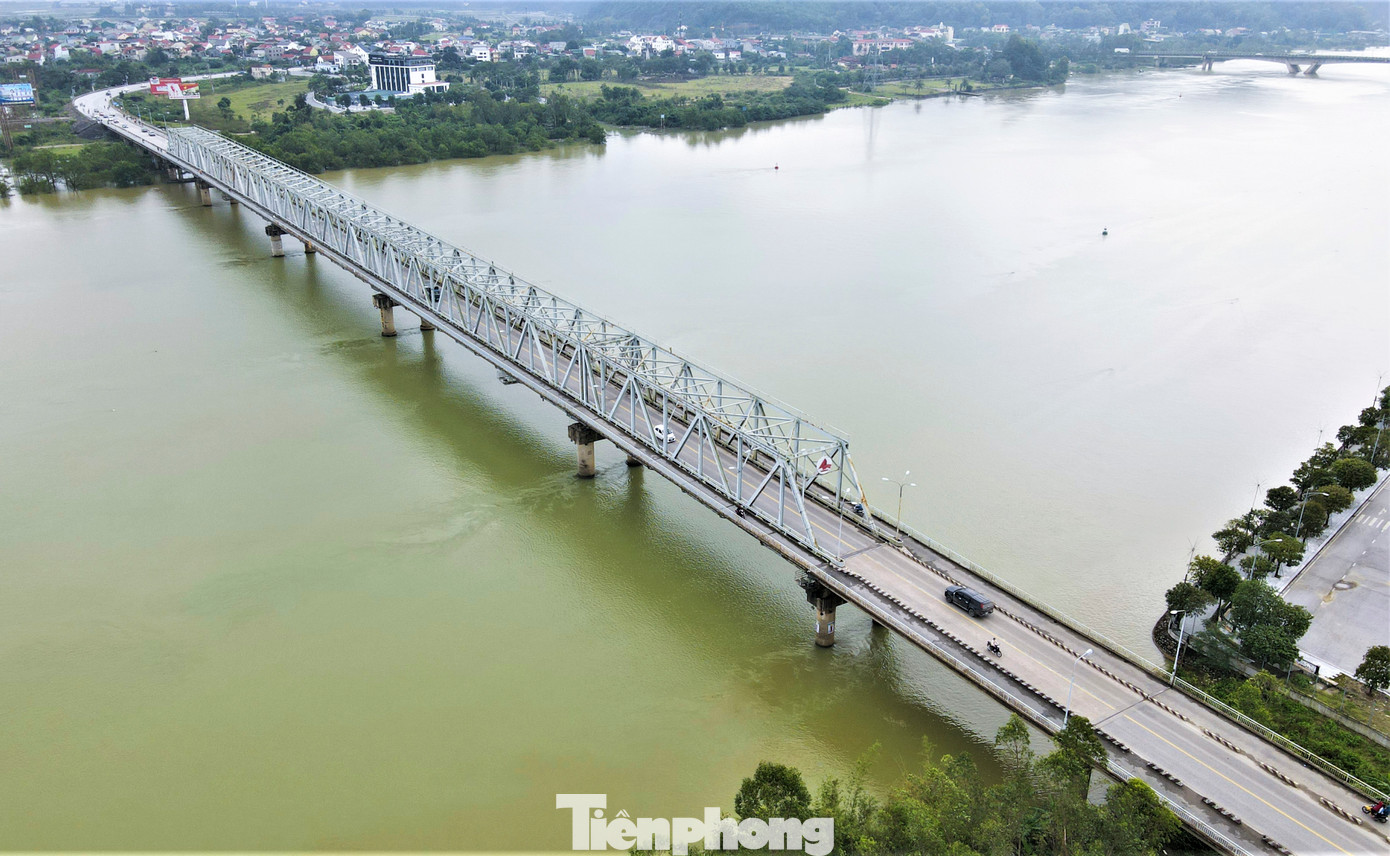 Tháng 5/1990, cầu Bến Thủy 1 được khánh thành, đưa vào sử dụng.