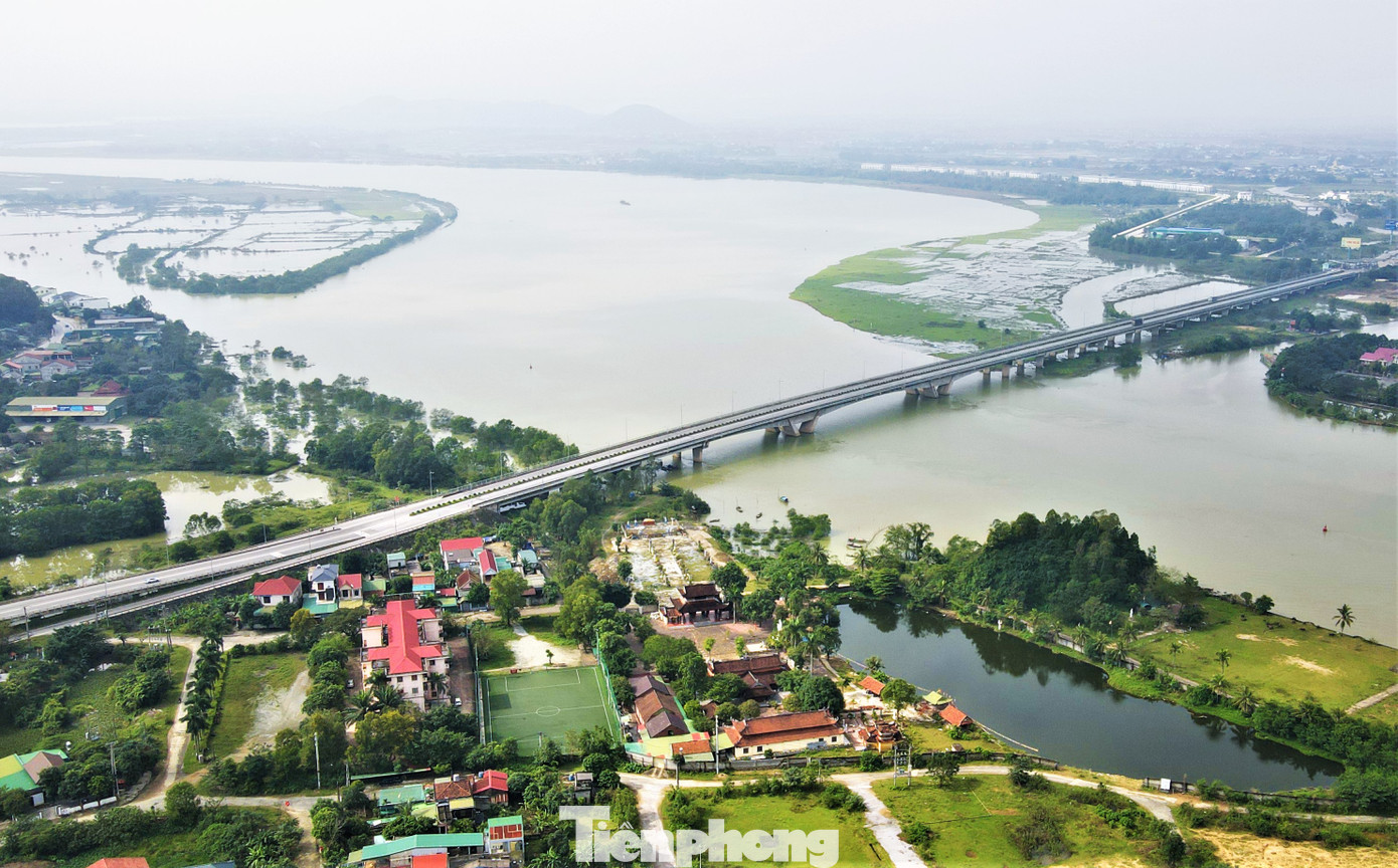 Sau cầu Bến Thủy I, vào tháng 3/2010, dự án cầu Bến Thủy II được khởi công xây dựng nối từ xã Hưng Lợi (huyện Hưng Nguyên, Nghệ An) sang huyện Nghi Xuân (Hà Tĩnh). Công trình được hoàn thành trong thời gian 30 tháng, với tổng mức đầu tư hơn 1.200 tỷ đồng.