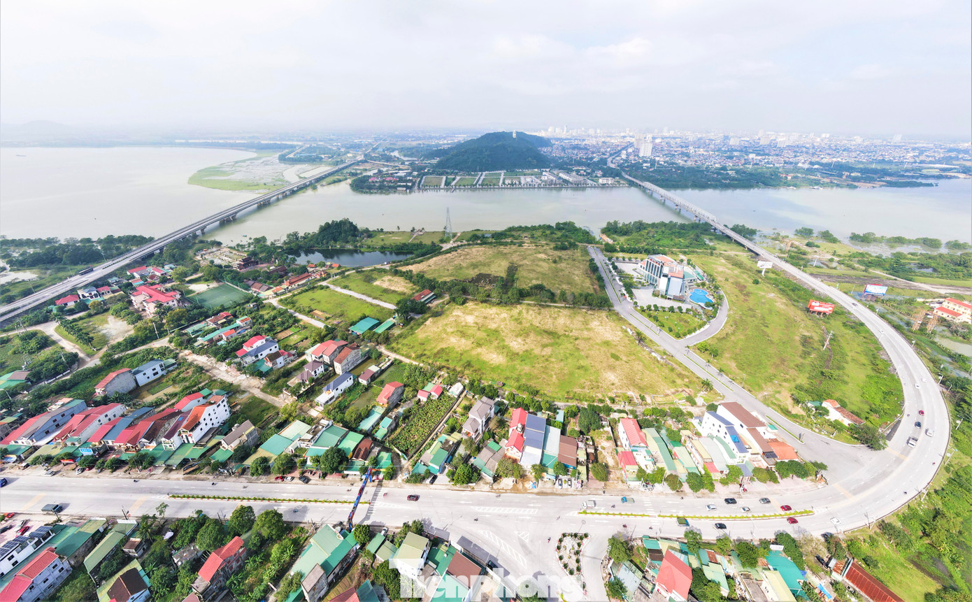 Nghệ An, Hà Tĩnh là 2 tỉnh cùng thuộc vùng văn hóa xứ Nghệ, nhưng bị ngăn cách bởi dòng sông Lam mênh mông. Đoạn sông Lam chảy qua khu vực Bến Thủy, nằm trên tuyến quốc lộ 1A rộng khoảng 650m. Do nhu cầu cần có cây cầu vĩnh cửu, mặt cầu rộng, vì thế những cây cầu nối đôi bờ sông Lam dần được xây dựng.