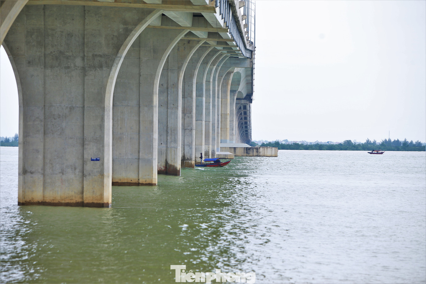 Cầu Cửa Hội có 22 trụ, 85 phiến dầm Super-T. Bề rộng cầu chính 18,5 m, bề rộng cầu dẫn 16 m. Tổng mức đầu tư của dự án là 950 tỷ đồng.