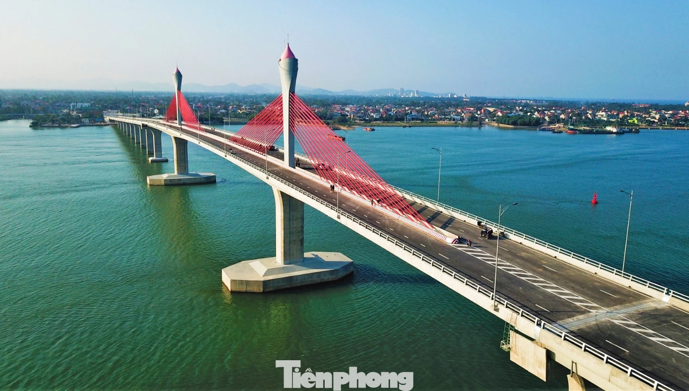 Điểm nhấn của cầu Cửa Hội là ở nhịp chính sử dụng kết cấu dây văng đúc hẫng cân bằng Extradosed - một công nghệ thi công cầu hiện đại bậc nhất Việt Nam hiện nay.