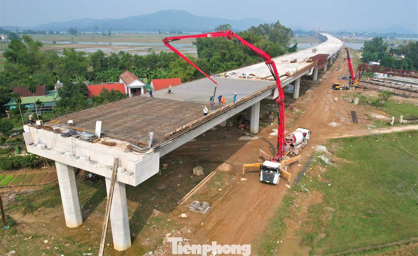 Cây cầu có thiết kế rộng 17m với tổng giá trị hơn 1.200 tỷ đồng.Sau khi hoàn thiện, đây là cây cầu dài nhất trên tuyến cao tốc Bắc - Nam đoạn Diễn Châu - Bãi Vọt.