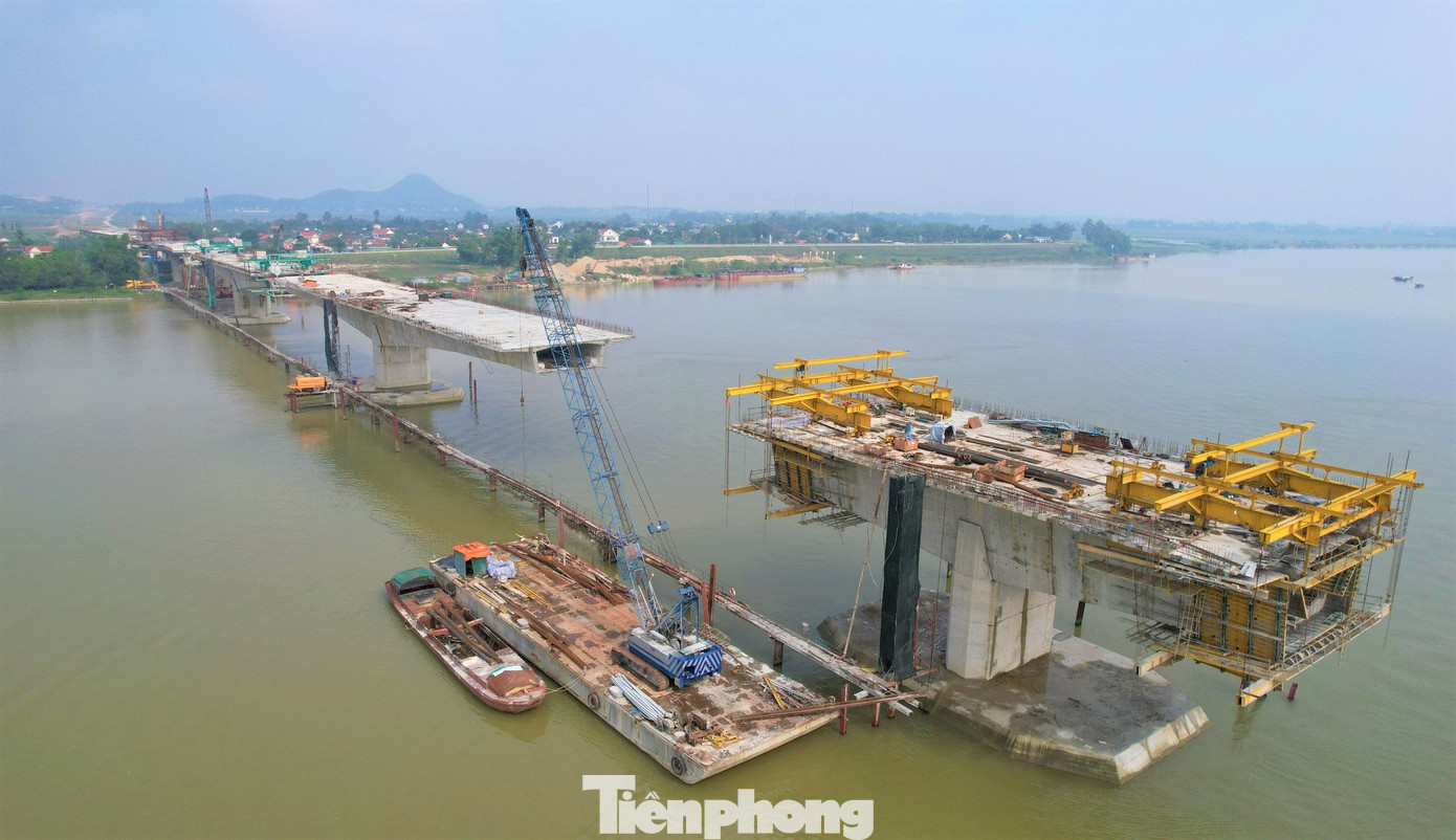 Sau 2 năm thi công, đến nay cầu Hưng Đức đã hoàn thành được 61% tiến độ. Dự kiến cầu sẽ được hợp long trước Tết Nguyên đán 2024 và hoàn thành vào tháng 5/2024.