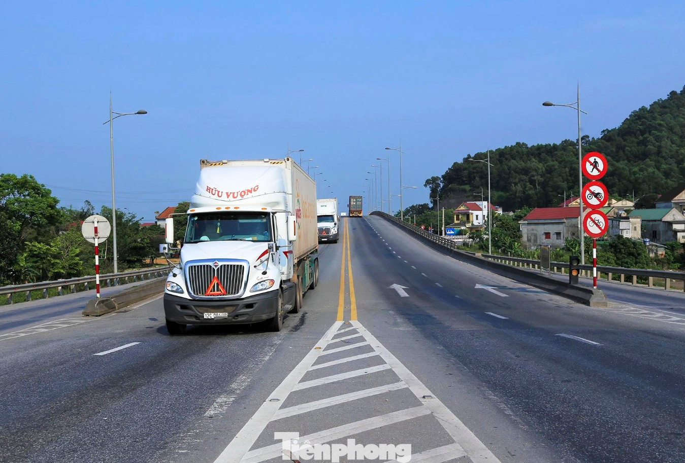 Bề rộng mặt cầu 25m, bố trí 2 làn xe cơ giới, 2 làn xe thô sơ.