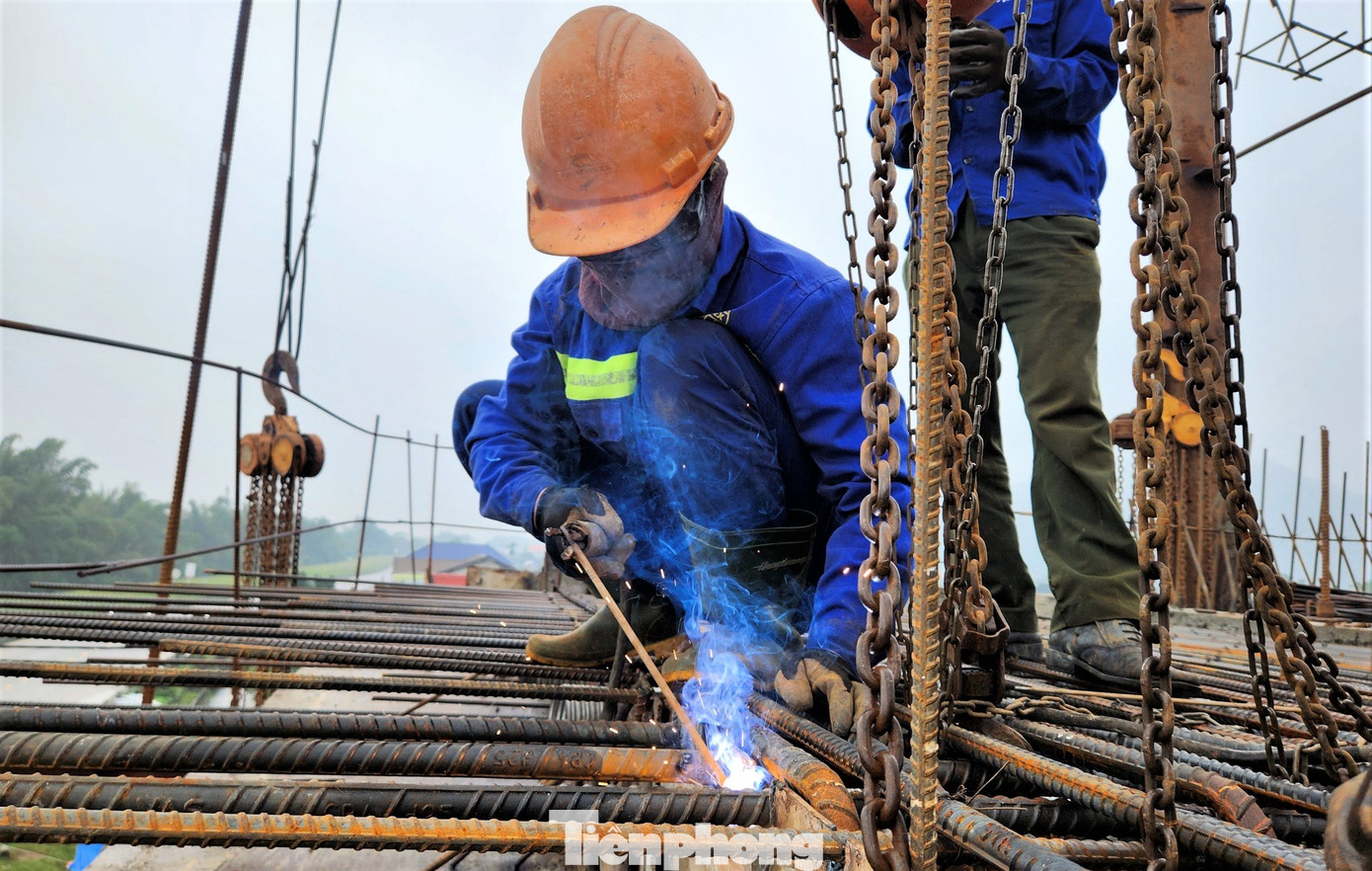 Cầu có thiết kế lớn, kết cấu phức tạp nên nhiều công nhân phải tập trung cao độ để làm việc.