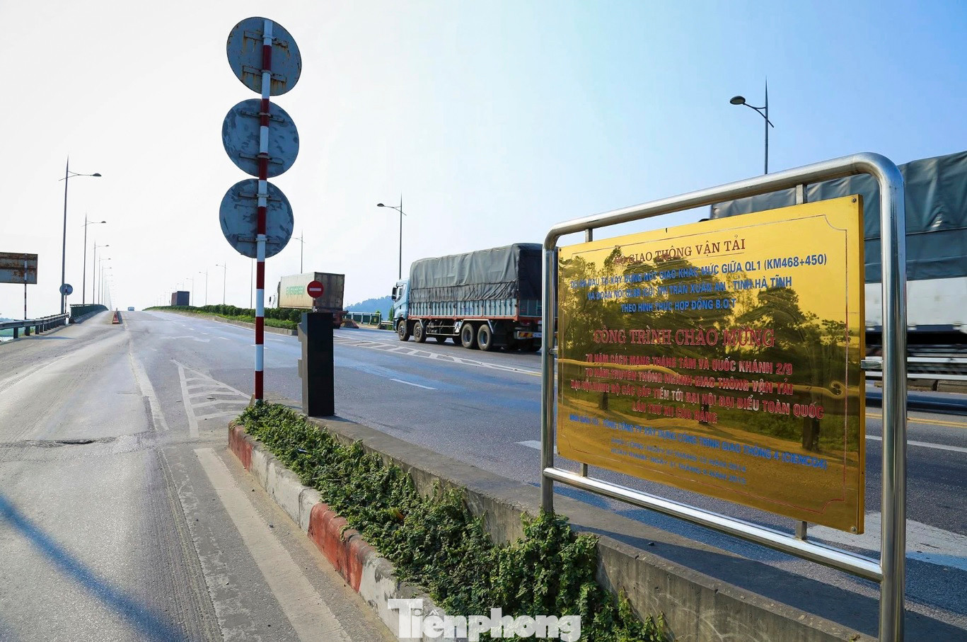 Cầu Bến Thủy II được thiết kế vĩnh cửu bằng bê tông cốt thép và bê tông dự ứng lực, với công nghệ đúc hẫng và khoan cọc nhồi, là công nghệ hiện đại nhất hiện nay. Cầu có tổng chiều dài 3.640m, trong đó cầu dẫn và cầu chính vượt sông dài 996m, đường đầu cầu hai bên dài 2.644m.