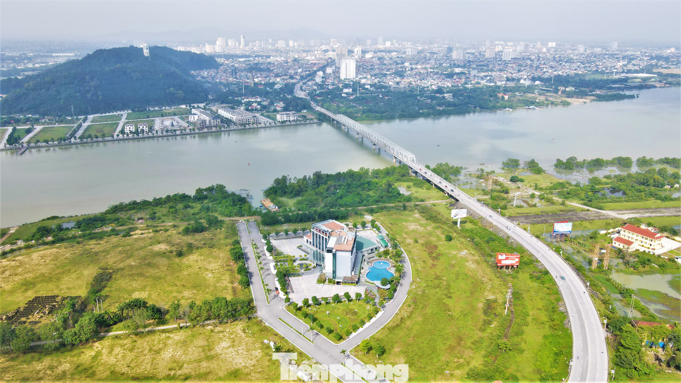 Năm 1986, cầu Bến Thủy I được khởi công xây dựng. Đây là cây cầu đầu tiên trên Quốc lộ 1A nối nối liền TP Vinh (Nghệ An) và huyện Nghi Xuân (Hà Tĩnh).