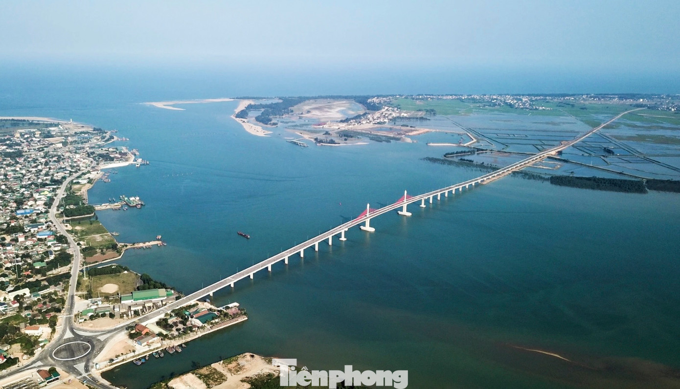 Điểm cuối của tuyến đường ven biển Nghệ An là ở cầu Cửa Hội bắc qua sông Lam, kết nối huyện Nghi Xuân và đường ven biển Hà Tĩnh. Đây là cây cầu góp phần hoàn thiện tuyến đường ven biển qua tỉnh Nghệ An và Hà Tĩnh, cải thiện hệ thống giao thông khu vực Bắc Trung Bộ.