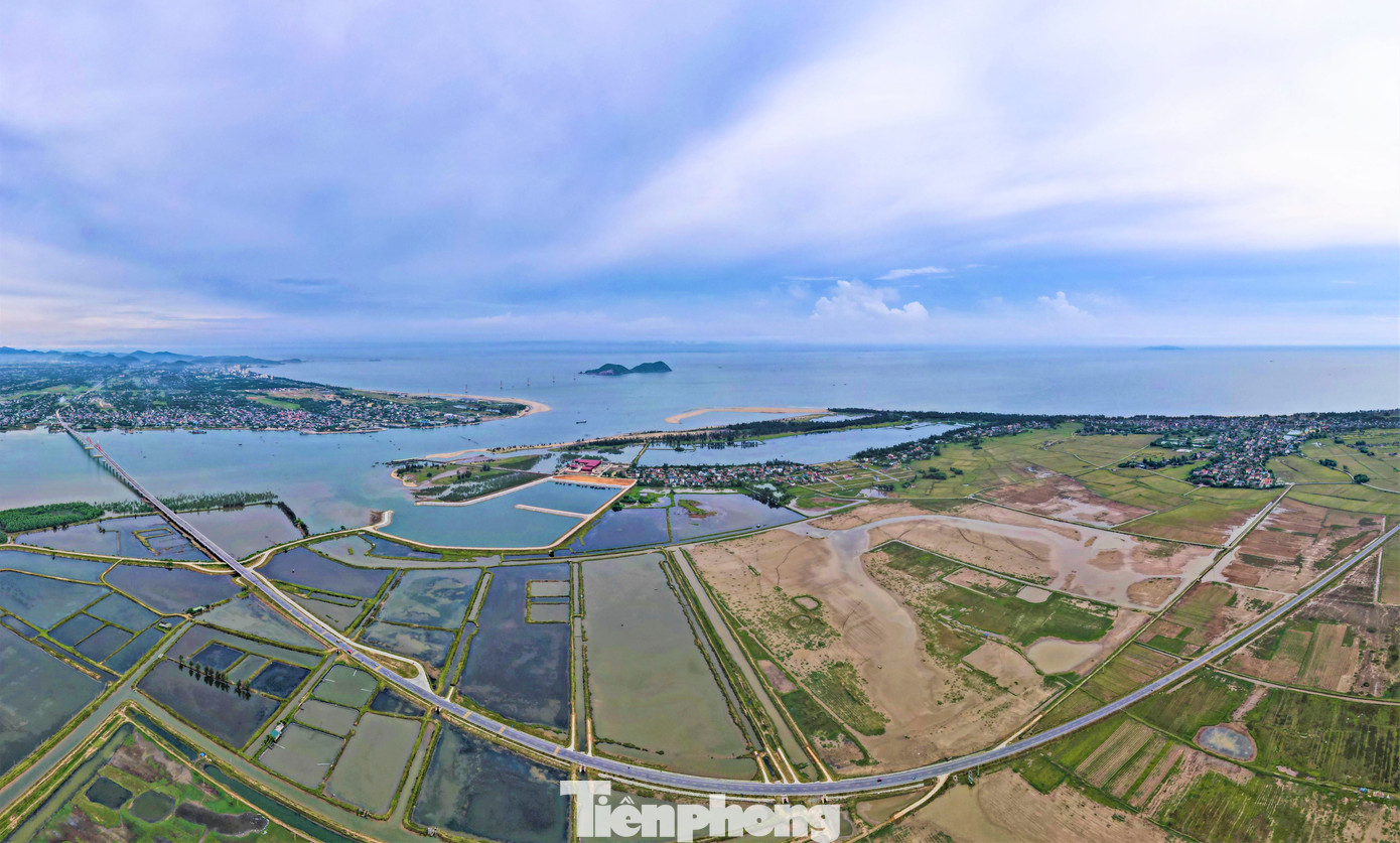 Tháng 2/2019, cầu Cửa Hội bắc qua sông Lam nối hai tỉnh Nghệ An và Hà Tĩnh được khởi công.