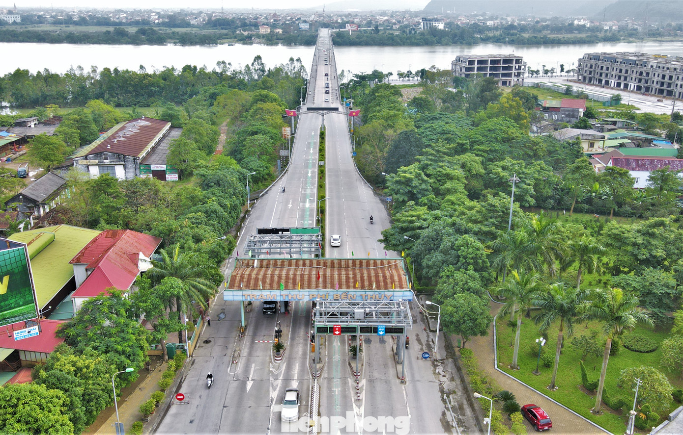 Đầu cầu Bến Thủy 1 phía TP Vinh (Nghệ An) hiện có trạm thu phí BOT thu phí ô tô qua lại.