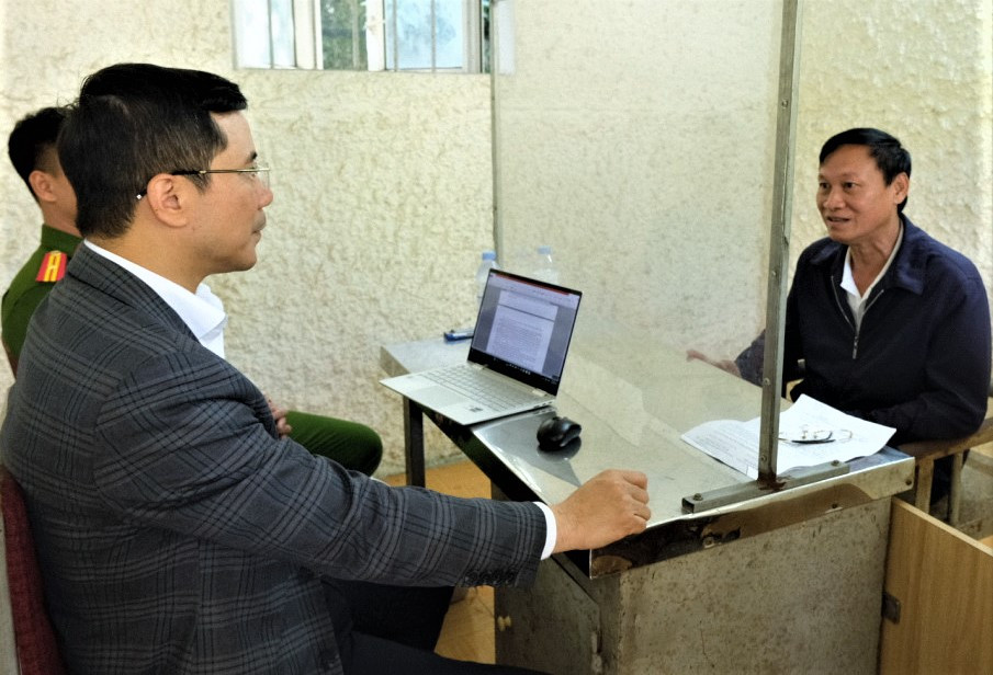 Đại tá Nguyễn Hồng Phong - Giám đốc Công an tỉnh trực tiếp thẩm vấn đối tượng Lê Danh Tạo.