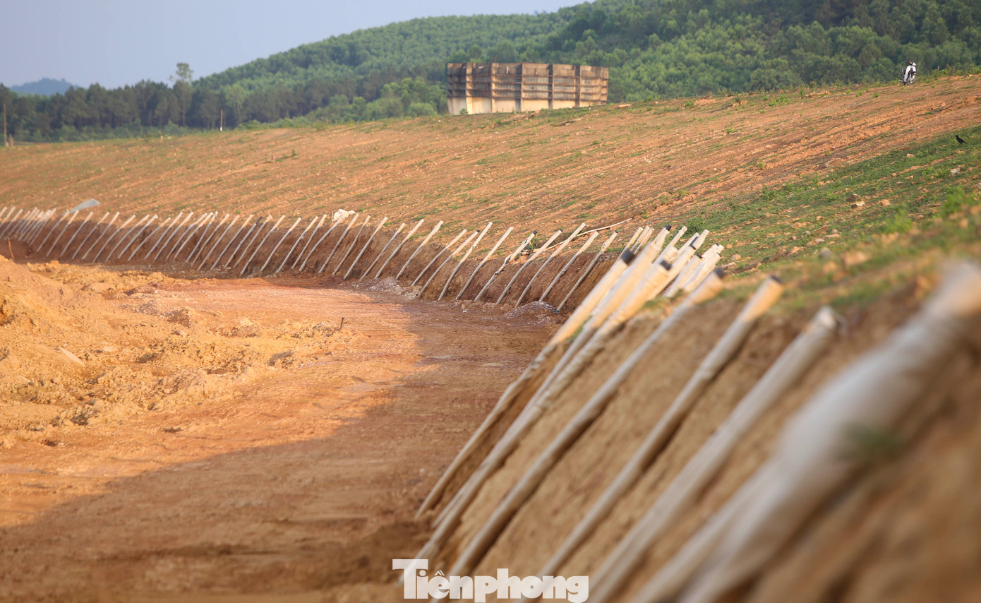 Mực nước ở hồ Kẻ Gỗ khá cao, để đảm bảo an toàn cho công trình và việc thi công, nhà thầu đã lắp đặt hệ thống ống thu nước để hạn chế nước thẩm thấu qua thân đập chính. Dù lượng nước thẩm thấu qua thân đập chính có khối lượng ít nhưng toàn bộ đã được chảy về ống dẫn rồi thoát ra ngoài nên gần như không ảnh hưởng tới việc thi công.