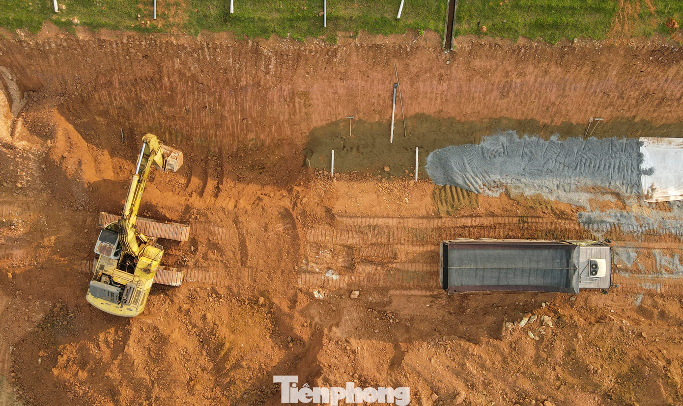 Hiện nay, nhà thầu đã cơ bản hoàn thành việc bóc lớp đất phong hóa và triển khai việc đắp đất gia cố đập chính.