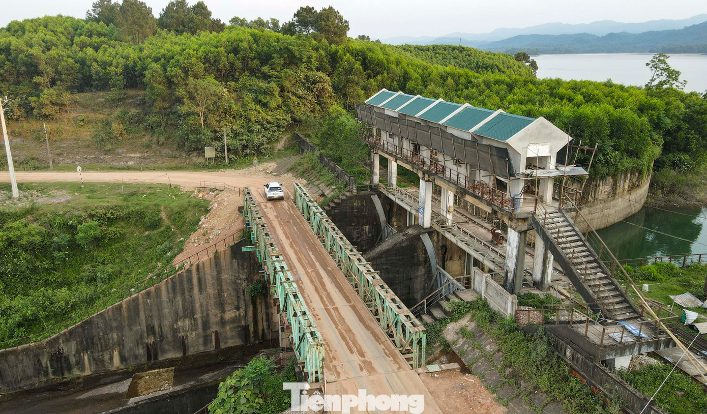 Dự án nâng cấp, sửa chữa hồ Kẻ Gỗ có nguồn vốn hơn 350 tỷ đồng từ nguồn vốn Trung ương. Quy mô gồm sửa chữa, nâng cấp đập chính, đập phụ 1 và 2, tràn Dốc Miếu, cống lấy nước, khu nhà quản lý vận hành tràn Dốc Miếu và sau đập chính, xây dựng mới tràn xả lũ. Công trình do Ban Quản lý đầu tư và xây dựng Thủy lợi 4 (Bộ Nông nghiệp và Môi trường) làm chủ đầu tư. Liên danh Công ty CP 47 - Công ty CP Lilama 10 - Công ty CP Xây dựng 465 là đơn vị thi công.