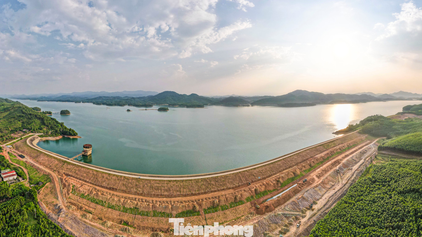 Những ngày này, từng tốp công nhân đang đồng loạt triển khai thi công các hạng mục nâng cấp, sửa chữa hồ Kẻ Gỗ ở xã Cẩm Mỹ, huyện Cẩm Xuyên (Hà Tĩnh).
